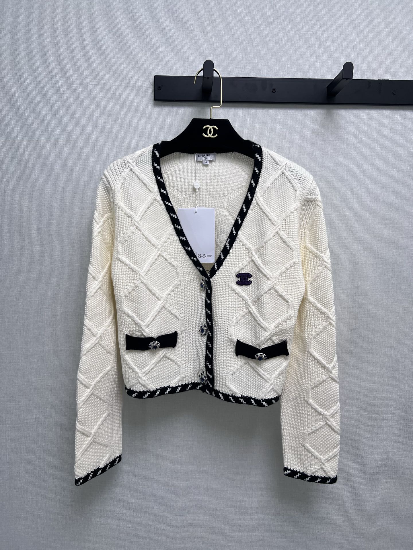 NO:504091,Supports the replacement of CHANE*25FW autumn and winter new series knitted long-sleeved cardigan wool blending technology, with a variety of patterns, deep V-shaped styles, paired with classic twisted webbing elements, black and blue diamond pattern, making it more exquisite. Super heavy industrial dot diamond craft metal buckles, aquamarine color buttons perfectly match the whole dress, 1:1 mold-opening. Short design, upper body improves waistline, controls all figures, lazy French style get!  Real photos, chanel,alexander wang19860909支持换款CHANE*25FW秋冬新款系列针织长袖开衫羊毛混纺工艺,多种花纹搭配,深V版型,搭配经典麻花织带元素,黑蓝色菱格纹,更显精致.超重工点钻工艺金属扣,海蓝宝色的扣子与整件衣服完美契合,1:1开模制作.短款设计,上身提高腰线,驾驭一切身材,慵懒法式风get！实拍细节图,,chanel,alexander wang,Women's clothing