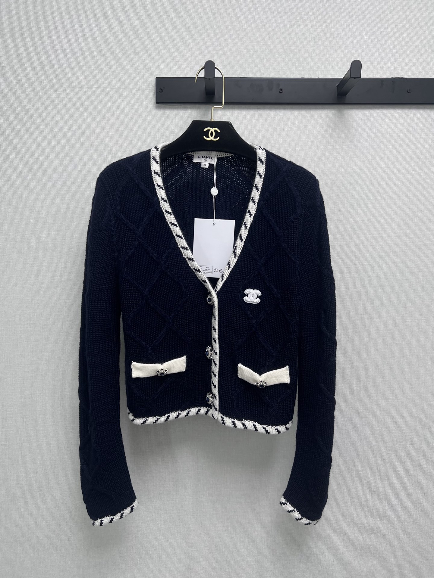 NO:504084,Supports the replacement of CHANE*25FW autumn and winter new series knitted long-sleeved cardigan wool blending technology, with a variety of patterns, deep V-shaped styles, paired with classic twisted webbing elements, black and blue diamond pattern, making it more exquisite. Super heavy industrial dot diamond craft metal buckles, aquamarine color buttons perfectly match the whole dress, 1:1 mold-opening. Short design, upper body improves waistline, controls all figures, lazy French style get!  Real photos, chanel,alexander wang19860909支持换款CHANE*25FW秋冬新款系列针织长袖开衫羊毛混纺工艺,多种花纹搭配,深V版型,搭配经典麻花织带元素,黑蓝色菱格纹,更显精致.超重工点钻工艺金属扣,海蓝宝色的扣子与整件衣服完美契合,1:1开模制作.短款设计,上身提高腰线,驾驭一切身材,慵懒法式风get！实拍细节图,,chanel,alexander wang,Women's clothing