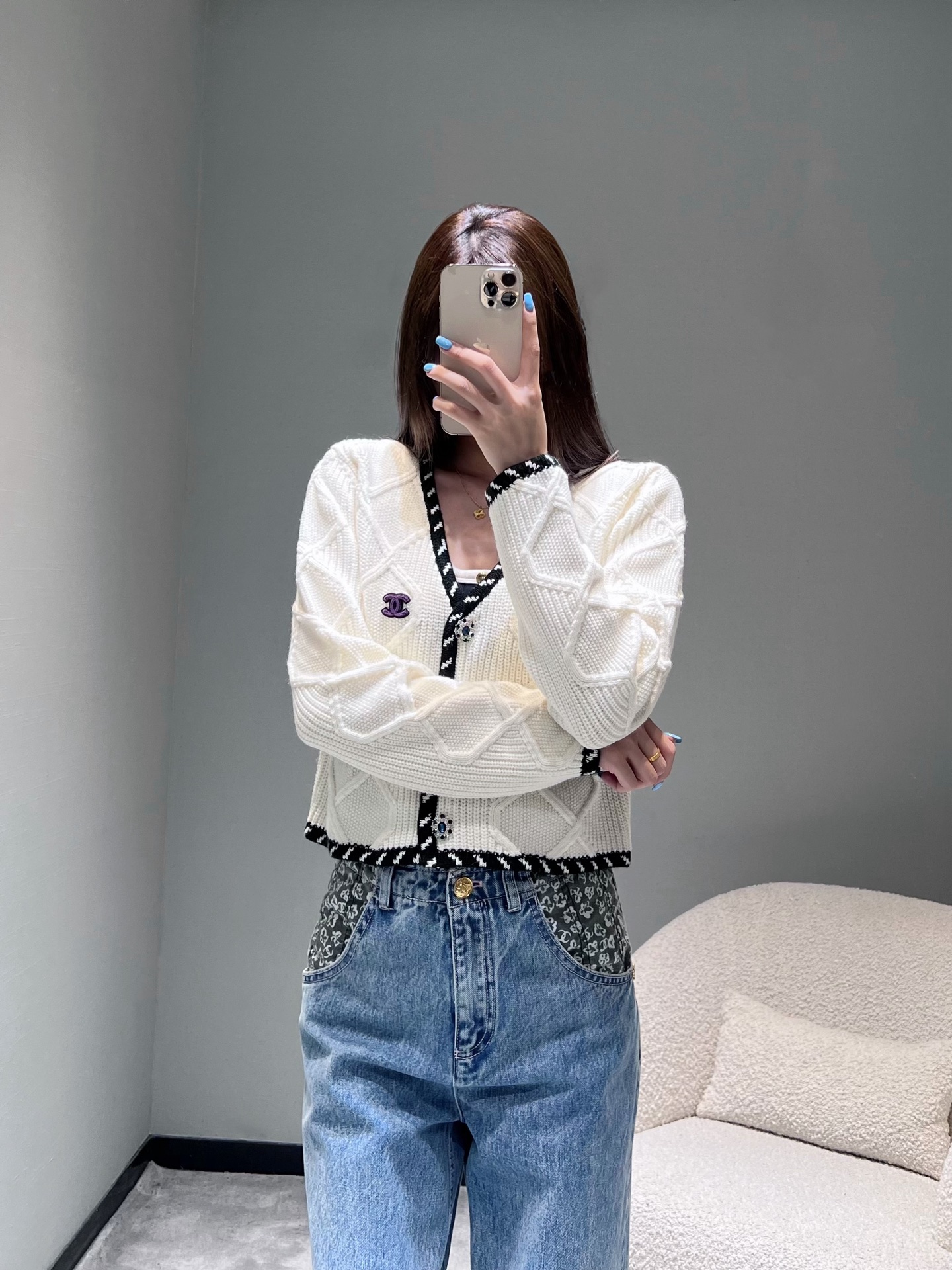 NO:504095,CHANE*25FW autumn and winter new series knitted long-sleeved cardigan wool blending technology, with a variety of patterns, deep V-shaped styles, paired with classic twisted webbing elements, black and blue diamond pattern, making it more exquisite. Super heavy industrial dot diamond craft metal buckles, aquamarine color buttons perfectly match the whole dress, 1:1 mold-opening. Short design, upper body improves waistline, controls all figures, lazy French style get!  ,chanel,alexander wang19860909CHANE*25FW秋冬新款系列针织长袖开衫羊毛混纺工艺,多种花纹搭配,深V版型,搭配经典麻花织带元素,黑蓝色菱格纹,更显精致.超重工点钻工艺金属扣,海蓝宝色的扣子与整件衣服完美契合,1:1开模制作.短款设计,上身提高腰线,驾驭一切身材,慵懒法式风get！,,chanel,alexander wang,Women's clothing