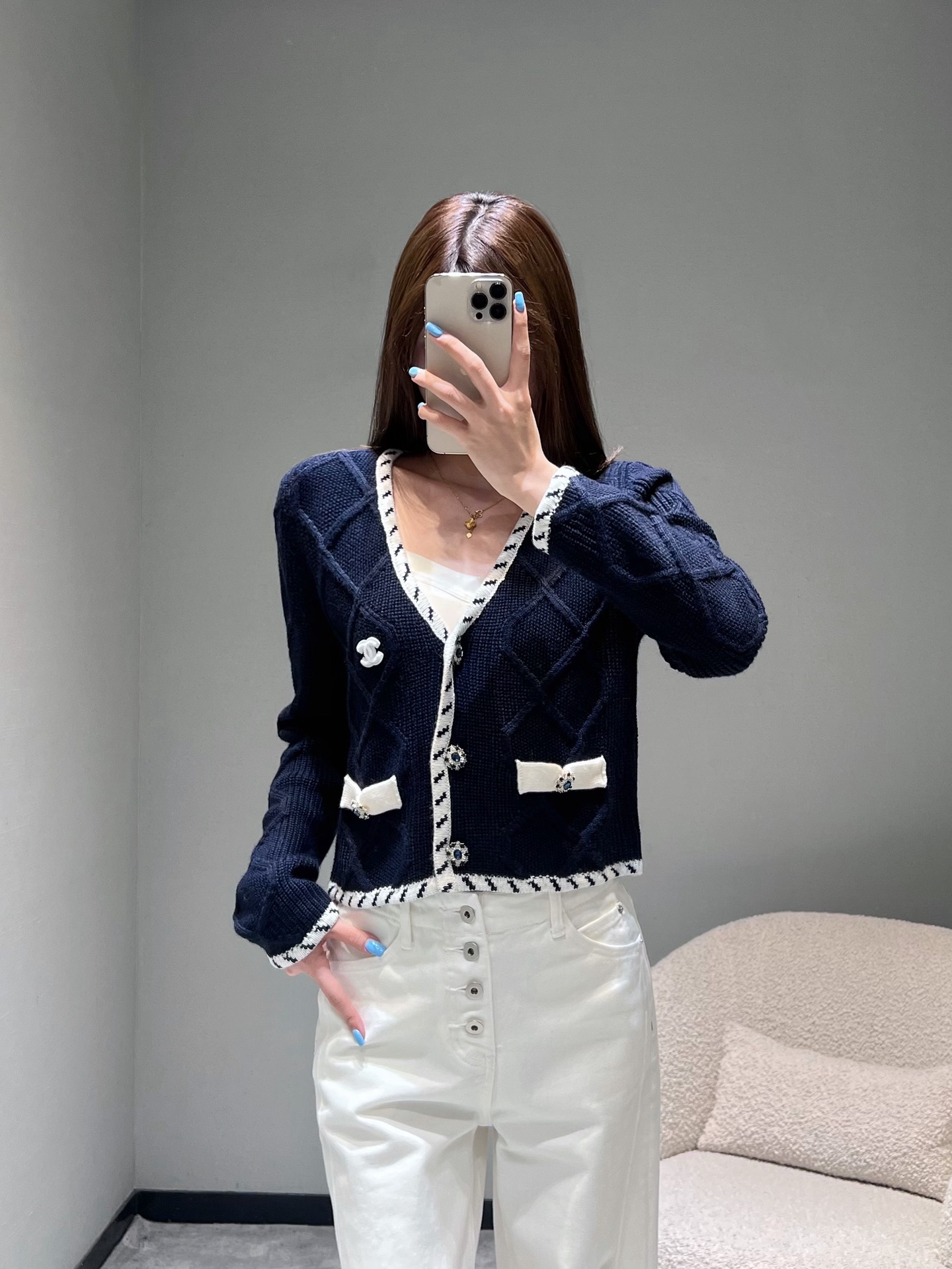 NO:504087,CHANE*25FW autumn and winter new series knitted long-sleeved cardigan wool blending technology, with a variety of patterns, deep V-shaped styles, paired with classic twisted webbing elements, black and blue diamond pattern, making it more exquisite. Super heavy industrial dot diamond craft metal buckles, aquamarine color buttons perfectly match the whole dress, 1:1 mold-opening. Short design, upper body improves waistline, controls all figures, lazy French style get!  ,chanel,alexander wang19860909CHANE*25FW秋冬新款系列针织长袖开衫羊毛混纺工艺,多种花纹搭配,深V版型,搭配经典麻花织带元素,黑蓝色菱格纹,更显精致.超重工点钻工艺金属扣,海蓝宝色的扣子与整件衣服完美契合,1:1开模制作.短款设计,上身提高腰线,驾驭一切身材,慵懒法式风get！,,chanel,alexander wang,Women's clothing