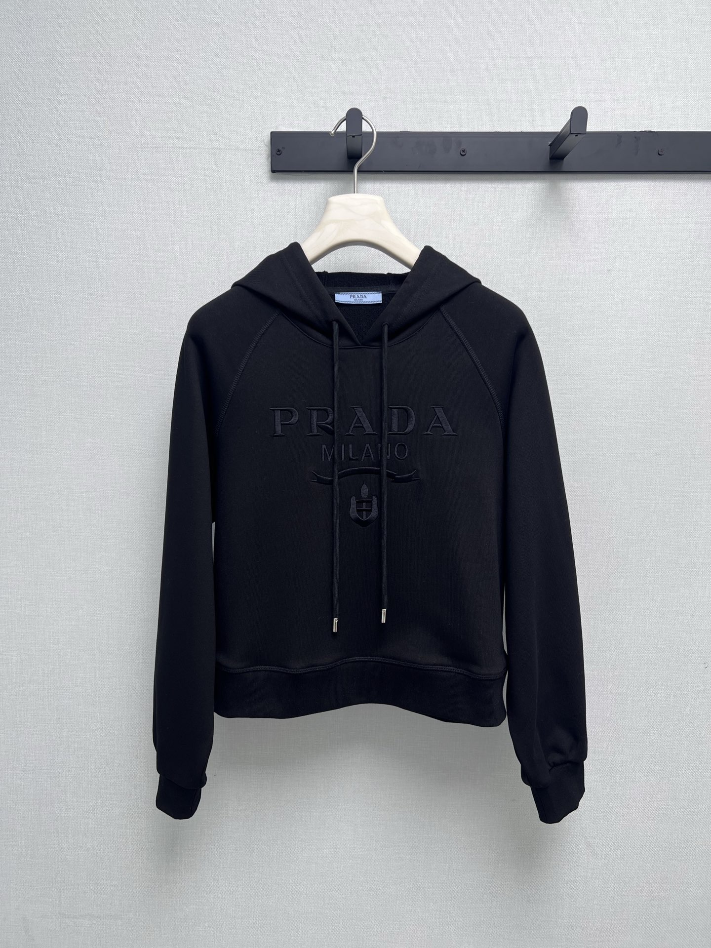 NO:504107,Supports the change of Prad**a 2025 autumn and winter women's clothing series //Embroidered sweatshirt suit top hooded sweatshirt style, loose style and drawstring design, full of casual feel, exquisite PD logo and pattern on the chest, pants are tying sweatpants, side trim PD embroidered logo, neat tailoring fits the body, which is convenient for movement and creates a neat look. The matched white casual shoes are simple and elegant. Real-life details, prada, hoodie, sweatshirts, hats, alexander wang19860909支持换款Prad**a 2025秋冬女装系列//刺绣卫衣套装上衣连帽卫衣款式,宽松的版型搭配抽绳设计,休闲感拉满,胸前精致的PD标识与图案,裤子是束脚运动裤,侧边饰PD刺绣logo,利落的剪裁贴合身形,既方便活动,又能打造出利落的造型.搭配的白色休闲鞋,简约大方.实拍细节图,,prada,hoodie,sweatshirts,hats,alexander wang,Women's clothing