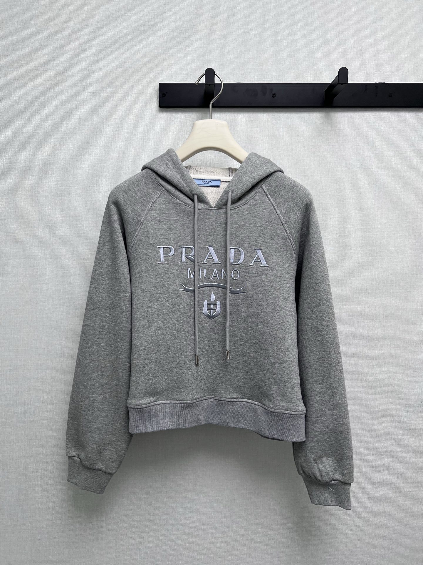 NO:504099,Supports the change of Prad**a 2025 autumn and winter women's clothing series //Embroidered sweatshirt suit top hooded sweatshirt style, loose style and drawstring design, casual sense, exquisite PD logo and pattern on the chest, pants are tying sweatpants, side trim PD embroidered logo, neat tailoring fits the body, which is convenient for movement and creates a neat look. The matched white casual shoes are simple and elegant. Real-life details, prada, hoodie, sweatshirts, hats, alexander wang19860909支持换款Prad**a 2025秋冬女装系列//刺绣卫衣套装上衣连帽卫衣款式,宽松的版型搭配抽绳设计,休闲感拉满,胸前精致的PD标识与图案,裤子是束脚运动裤,侧边饰PD刺绣logo,利落的剪裁贴合身形,既方便活动,又能打造出利落的造型.搭配的白色休闲鞋,简约大方.实拍细节图,,prada,hoodie,sweatshirts,hats,alexander wang,Women's clothing