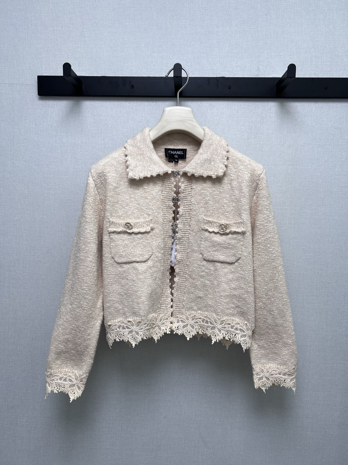 NO:504086,Support the replacement of Xiaoxiang CHAN**L2025FW high-end handicraft workshop series //Wool knitted cardigan is made of soft light blue mixed knitted fabric and wool blend. The neckline is made of exquisite lapel design and the edges are delicate knitted texture, adding a retro charm. The double C metal buttons on the front are one of Xiaoxiang’s classic elements, shining with a low-key luxury. The lace at the hem is finely crafted and exquisitely patterned, adding a soft and romantic atmosphere to this cardigan. The delicate lace and knitted fabric complement each other, belonging to Xiaoxiang’s usual luxurious real-life details, chanel, chanel, alexander wang19860909支持换款小香CHAN**L2025FW高级手工坊系列//羊毛针织开衫它以柔和的浅蓝混色针织面料,羊毛混纺打造,领口采用精致的翻领设计,边缘带有细腻的针织纹理,增添了复古韵味.前襟的双C金属纽扣,小香经典元素之一,闪耀着低调的奢华感.下摆处的蕾丝花边,做工精细,花纹精美,为这件开衫增添了柔美浪漫的气息,细腻的蕾丝与针织面料相互映衬,属于小香家一贯的奢华实拍细节图,,chanel,chanel,alexander wang,Women's clothing