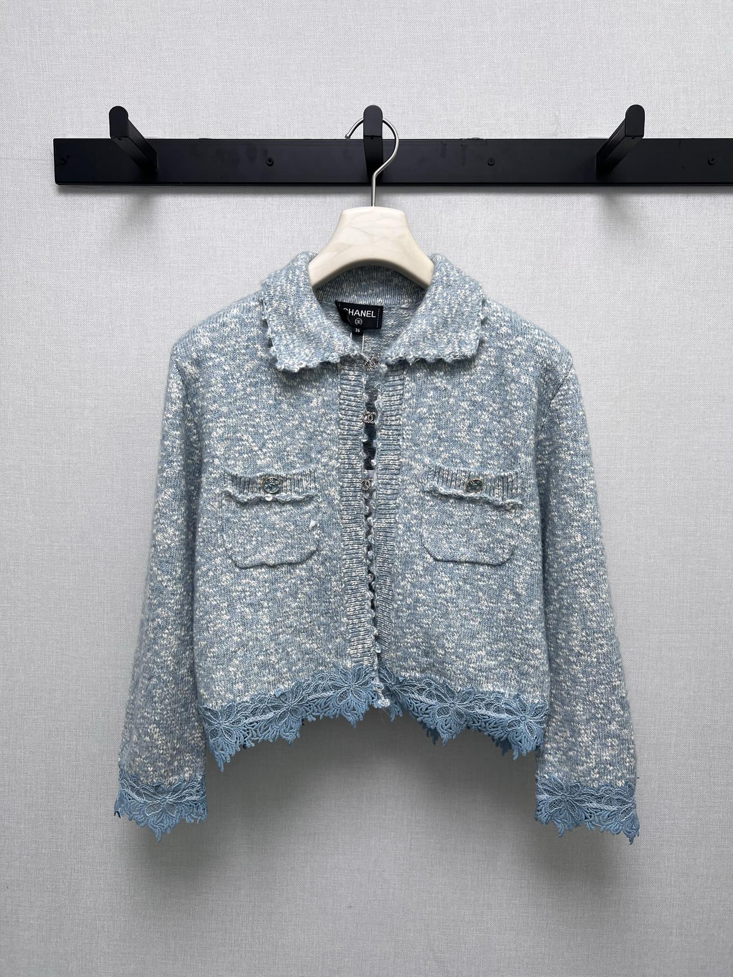 NO:504094,Support the replacement of Xiaoxiang CHAN**L2025FW high-end handicraft workshop series //Wool knitted cardigan is made of soft light blue mixed knitted fabric and wool blended. The neckline is made of exquisite lapel design and the edges are delicate knitted texture, adding a retro charm. The double C metal buttons on the front are one of Xiaoxiang’s classic elements, shining with a low-key luxury. The lace at the hem is finely crafted and exquisitely patterned, adding a soft and romantic atmosphere to this cardigan. The delicate lace and knitted fabric complement each other, belonging to Xiaoxiang’s usual luxurious real-life details, chanel, chanel, alexander wang19860909支持换款小香CHAN**L2025FW高级手工坊系列//羊毛针织开衫它以柔和的浅蓝混色针织面料,羊毛混纺打造,领口采用精致的翻领设计,边缘带有细腻的针织纹理,增添了复古韵味.前襟的双C金属纽扣,小香经典元素之一,闪耀着低调的奢华感.下摆处的蕾丝花边,做工精细,花纹精美,为这件开衫增添了柔美浪漫的气息,细腻的蕾丝与针织面料相互映衬,属于小香家一贯的奢华实拍细节图,,chanel,chanel,alexander wang,Women's clothing