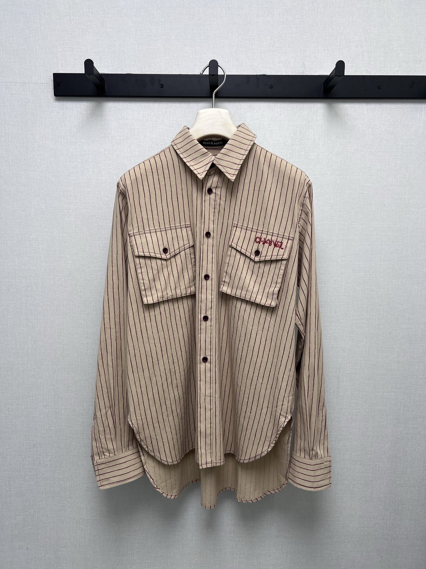 NO:504098,Supports the replacement of Xiaoxiang CHAN**L2025FW high-end ready-to-wear series // striped shirt. The soft beige is matched with dark brown pinstripes, which is classic and elegant. The shirt adopts a lapel design, neat and stylish, the buttons on the front are arranged in a regular manner, the patch pockets on both sides are practical and layered, and the pockets on one side are embroidered with a striking 'CHAN**L' red brand logo, which is full of exquisiteness. The hem is curved, breaking the stereotype of the conventional shirt and making the overall shape more flexible. Real-life details, chanel, shirts, alexander wang19860909支持换款小香CHAN**L2025FW高级成衣系列//条纹衬衫.柔和的米色搭配深棕色细条纹,经典又不失雅致.衬衫采用翻领设计,利落有型,前襟的纽扣排列规整,两侧的贴袋设计实用且富有层次感,一侧口袋绣有醒目的“CHAN**L”红色品牌标识,精致感十足.衣摆呈弧形,打破了常规衬衫的刻板,让整体造型更具灵动性.实拍细节图,,chanel,shirts,alexander wang,Women's clothing