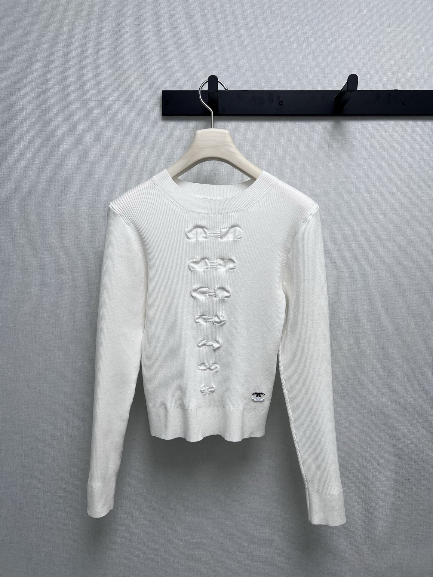 NO:504106,Support the replacement of Xiaoxiang CHAN**L2025FW high-end ready-to-wear series // A hard-to-find style for knitted sweater cabinets!  The most distinctive thing that has been released in the large-scale product is the bow buckle elements on the chest. The hot design points of the bow this year, the exquisite buckle patterns are neatly arranged, and the decoration with Chinese aesthetics adds a unique retro charm and cultural heritage to the simple sweater. The knitted texture is delicate, the cashmere fabric is soft and elastic. Two colors can be used 36 38 40 real-life details, chanel, sweaters, alexander wang19860909支持换款小香CHAN**L2025FW高级成衣系列//针织毛衣柜柜一件难求的款！独家首发,大货已出最具特色的是胸前的蝴蝶结盘扣元素,蝴蝶结今年的大热设计要点,精致的盘扣花样排列整齐,极具中式美学的装饰,为简约的针织衫增添了独特的复古韵味与文化底蕴.针织的纹理细腻,羊绒面料柔软且富有弹性.两色可入 36 38 40实拍细节图,,chanel,sweaters,alexander wang,Women's clothing