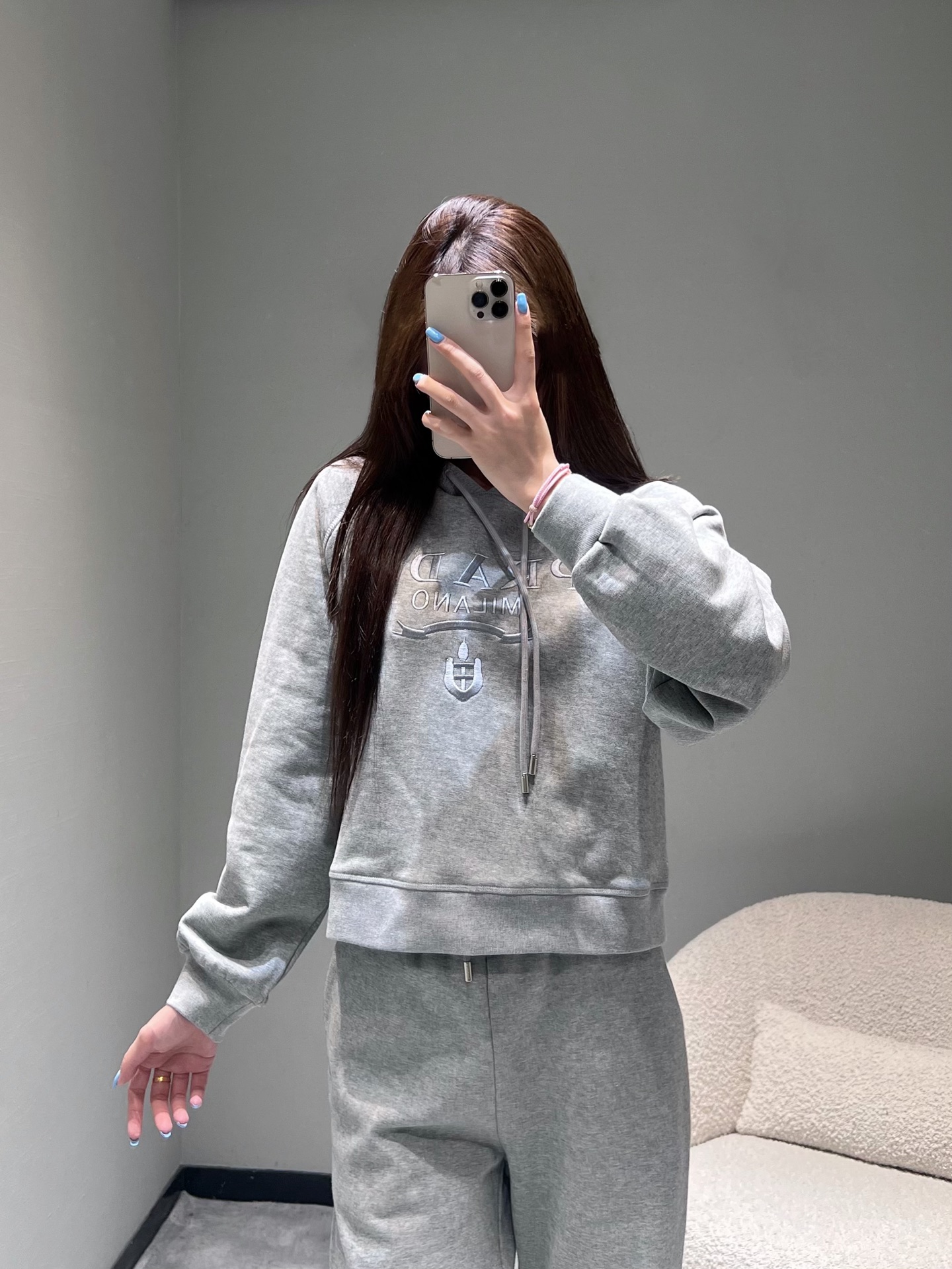 NO:504103,Prad**a 2025 Autumn and Winter Women's Clothing Series //Embroidered sweatshirt suit top hooded sweatshirt style, loose style and drawstring design, casual sense, exquisite PD logo and pattern on the chest, pants are tying sweatpants, side trim PD embroidered logo, neat tailoring fits the body, which is convenient for movement and creates a neat look. The matched white casual shoes are simple and elegant.,,prada,hoodie,sweatshirts,hats,alexander wang19860909Prad**a 2025秋冬女装系列//刺绣卫衣套装上衣连帽卫衣款式,宽松的版型搭配抽绳设计,休闲感拉满,胸前精致的PD标识与图案,裤子是束脚运动裤,侧边饰PD刺绣logo,利落的剪裁贴合身形,既方便活动,又能打造出利落的造型.搭配的白色休闲鞋,简约大方.,,prada,hoodie,sweatshirts,hats,alexander wang,Women's clothing