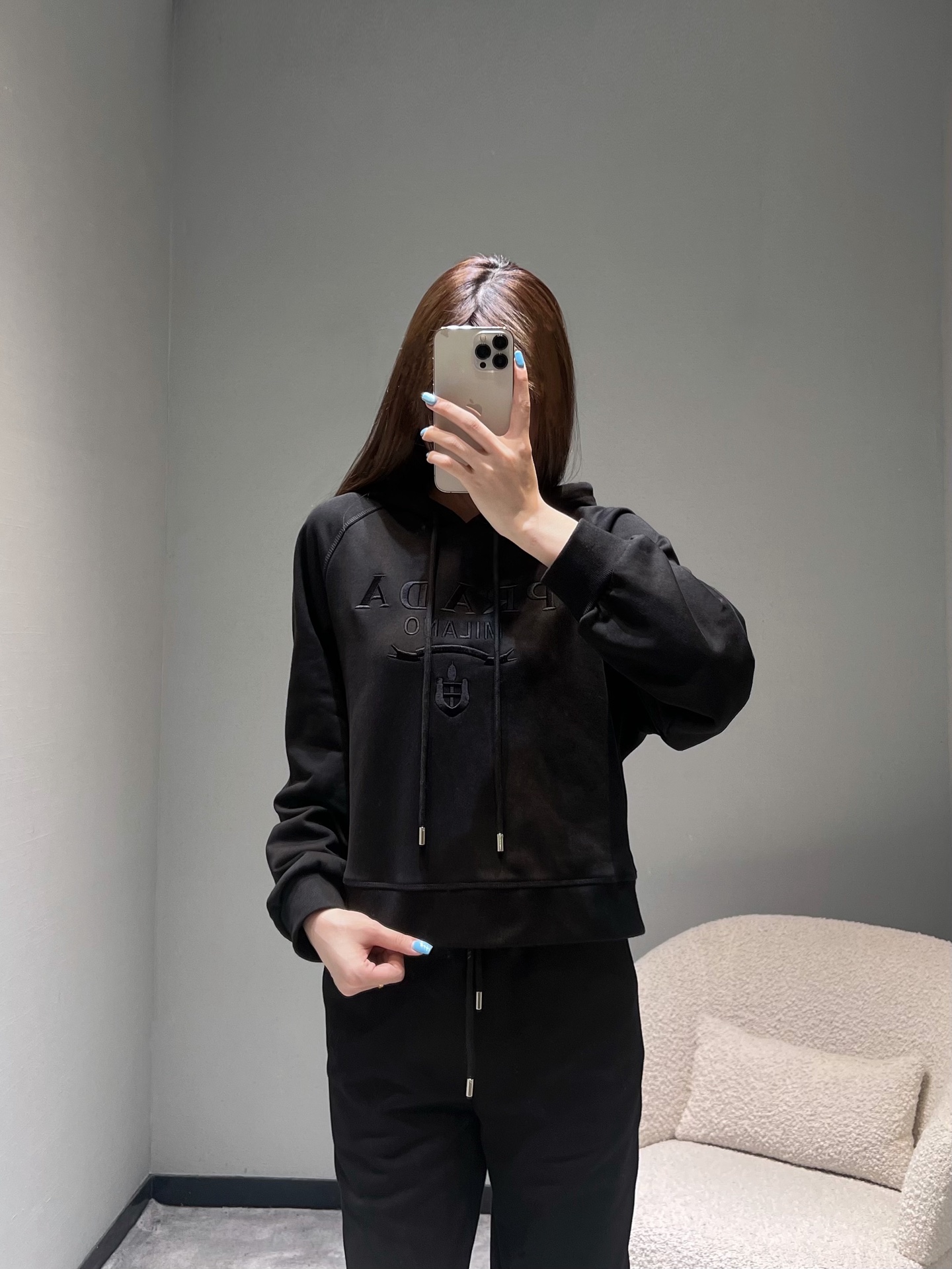 NO:504111,Prad**a 2025 Autumn and Winter Women's Clothing Series //Embroidered sweatshirt suit top hooded sweatshirt style, loose style and drawstring design, casual sense, exquisite PD logo and pattern on the chest, pants are tying sweatpants, side trim PD embroidered logo, neat tailoring fits the body, which is convenient for movement and creates a neat look. The matched white casual shoes are simple and elegant.,,prada,hoodie,sweatshirts,hats,alexander wang19860909Prad**a 2025秋冬女装系列//刺绣卫衣套装上衣连帽卫衣款式,宽松的版型搭配抽绳设计,休闲感拉满,胸前精致的PD标识与图案,裤子是束脚运动裤,侧边饰PD刺绣logo,利落的剪裁贴合身形,既方便活动,又能打造出利落的造型.搭配的白色休闲鞋,简约大方.,,prada,hoodie,sweatshirts,hats,alexander wang,Women's clothing