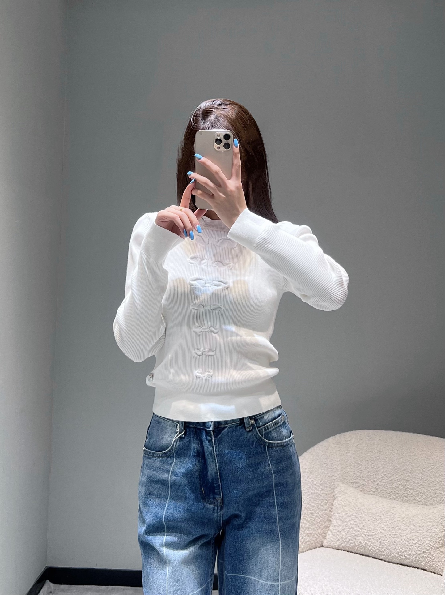 NO:504110,Xiaoxiang CHAN**L2025FW high-end ready-to-wear series // Knitted sweater cabinet is a hard-to-find style!  The most distinctive thing that has been released in the large-scale product is the bow buckle elements on the chest. The hot design points of the bow this year, the exquisite buckle patterns are neatly arranged, and the decoration with Chinese aesthetics adds a unique retro charm and cultural heritage to the simple sweater. The knitted texture is delicate, the cashmere fabric is soft and elastic. Two colors can be used 36 38 40, chanel, sweaters, alexander wang19860909小香CHAN**L2025FW高级成衣系列//针织毛衣柜柜一件难求的款！独家首发,大货已出最具特色的是胸前的蝴蝶结盘扣元素,蝴蝶结今年的大热设计要点,精致的盘扣花样排列整齐,极具中式美学的装饰,为简约的针织衫增添了独特的复古韵味与文化底蕴.针织的纹理细腻,羊绒面料柔软且富有弹性.两色可入 36 38 40,,chanel,sweaters,alexander wang,Women's clothing