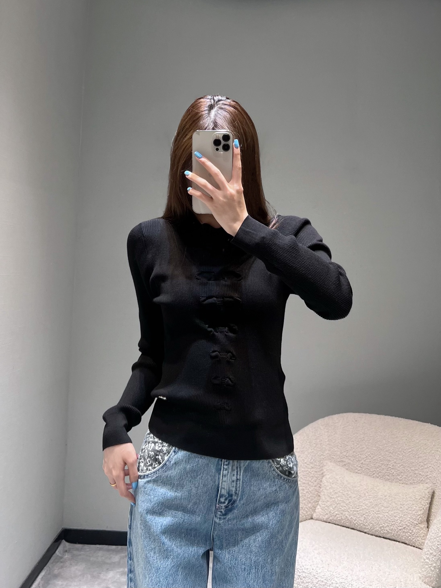 NO:504115,Xiaoxiang CHAN**L2025FW high-end ready-to-wear series // Knitted sweater cabinet is a hard-to-find style!  The most distinctive thing that has been released in the large-scale product is the bow buckle elements on the chest. The hot design points of the bow this year, the exquisite buckle patterns are neatly arranged, and the decoration with Chinese aesthetics adds a unique retro charm and cultural heritage to the simple sweater. The knitted texture is delicate, the cashmere fabric is soft and elastic. Two colors can be used 36 38 40, chanel, sweaters, alexander wang19860909小香CHAN**L2025FW高级成衣系列//针织毛衣柜柜一件难求的款！独家首发,大货已出最具特色的是胸前的蝴蝶结盘扣元素,蝴蝶结今年的大热设计要点,精致的盘扣花样排列整齐,极具中式美学的装饰,为简约的针织衫增添了独特的复古韵味与文化底蕴.针织的纹理细腻,羊绒面料柔软且富有弹性.两色可入 36 38 40,,chanel,sweaters,alexander wang,Women's clothing