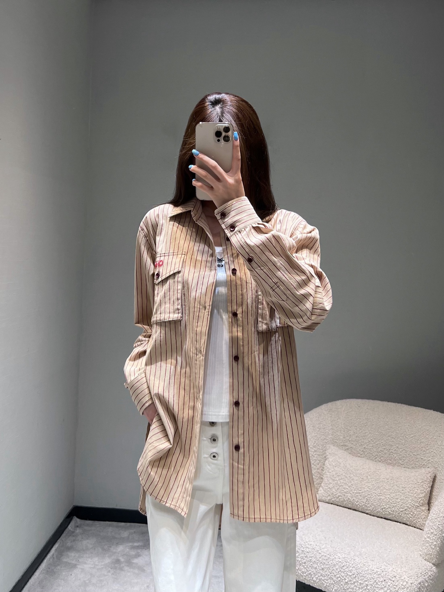 NO:504102,Xiaoxiang CHAN**L2025FW high-end ready-to-wear series // striped shirt. The soft beige is paired with dark brown pinstripes, which is classic and elegant. The shirt adopts a lapel design, neat and stylish, the buttons on the front are arranged in a regular manner, the patch pockets on both sides are practical and layered, and the pockets on one side are embroidered with a striking 'CHAN**L' red brand logo, which is full of exquisiteness. The hem is curved, breaking the stereotype of the conventional shirt and making the overall shape more flexible., chanel, shirts, alexander wang19860909小香CHAN**L2025FW高级成衣系列//条纹衬衫.柔和的米色搭配深棕色细条纹,经典又不失雅致.衬衫采用翻领设计,利落有型,前襟的纽扣排列规整,两侧的贴袋设计实用且富有层次感,一侧口袋绣有醒目的“CHAN**L”红色品牌标识,精致感十足.衣摆呈弧形,打破了常规衬衫的刻板,让整体造型更具灵动性.,,chanel,shirts,alexander wang,Women's clothing