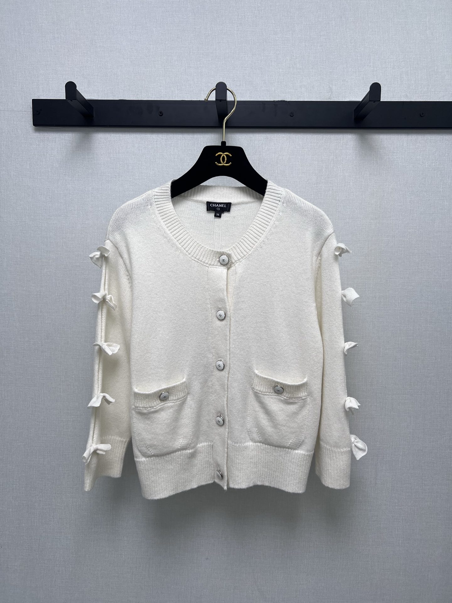 NO:506847,Supports the replacement of Xiaoxiang CHAN**LFW premium handicraft workshop series // Top version of wool knitted cardigans, the first batch of individual black and white colors as classic themes, exquisite wool blended knitted fabric, soft and high-end texture. 1:1 open mold making metal buckles, each button is inlaid with an iconic double C logo, showing the brand's luxury. One side of the wool is decorated with exquisite white bows, adding a bit of sweetness and agility to the whole. It is matched with a practical pocket design, so this cardigan is functional in elegance, white is sweet and elegant, and black is classic and unique. Two colors can be used to take real photos, chanel, alexander wang19860909支持换款小香CHAN**LFW高级手工坊系列//羊毛针织开衫顶级版本,首批单独家发黑白配色作为经典主题,精羊毛混纺针织面料,质感柔软且高级.1:1开模制作金属扣、每颗纽扣上都镶嵌着标志性的双C标识,尽显品牌奢华感.衣身一侧点缀着精致的白色蝴蝶结,为整体增添了几分甜美与灵动,搭配实用的口袋设计,让这件开衫在优雅中兼具功能性,白色款甜美优雅,黑色款经典别致.两色可入实拍细节图,,chanel,alexander wang,Women's clothing