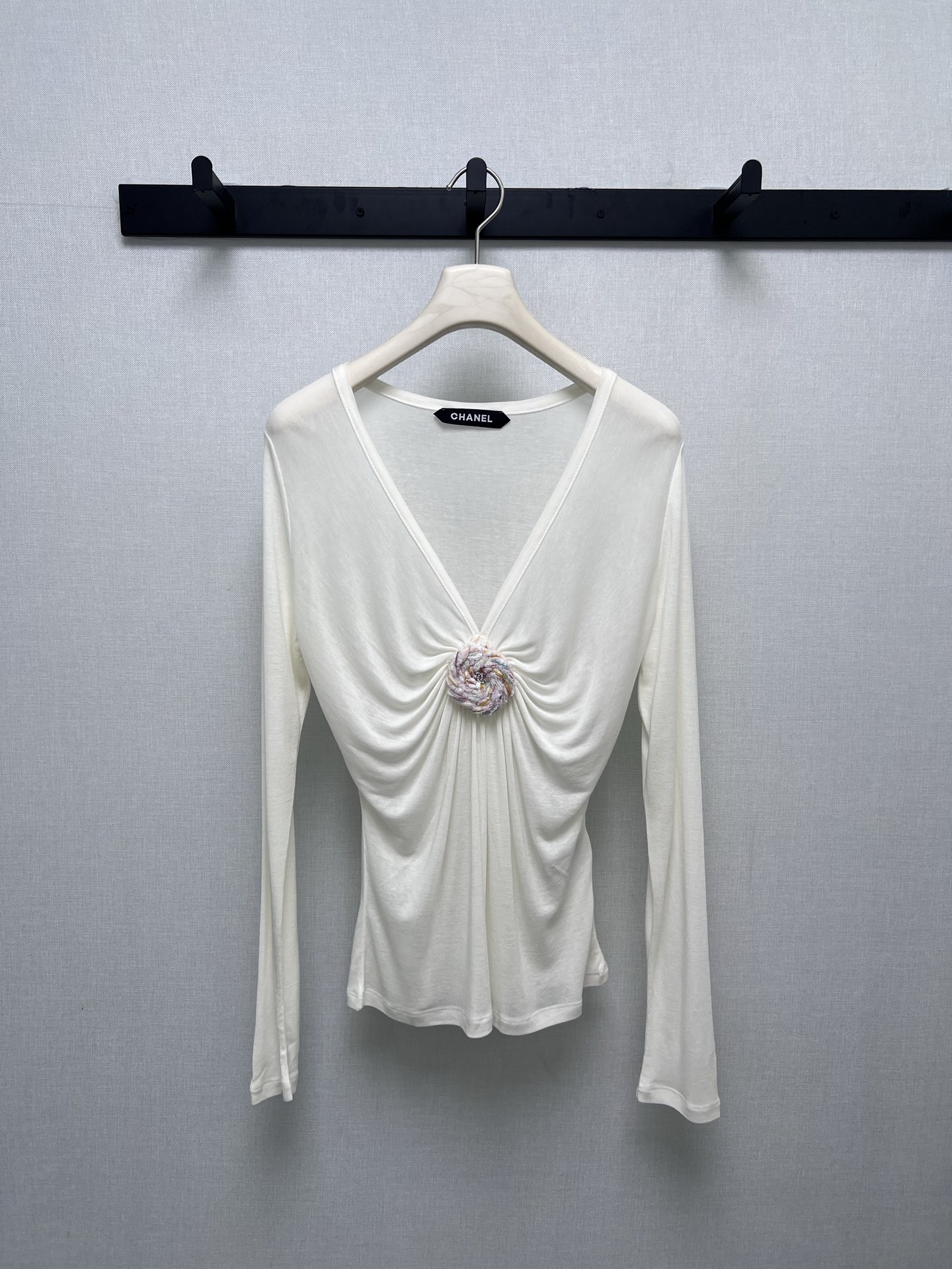 NO:506861,Supports the replacement of Xiaoxiang CHAN**LFW high-end ready-to-wear series // The deep V waist-closing base shirt has a very design sense, with dark gray as the tone, and uses delicate high-elastic fabric, with soft texture and draped feel. The neckline is a deep V design, which cleverly creates a pleated shape on the chest, and a colorful plush floral decoration in the center. The interweaving of pink and yellow is also inlaid with exquisite rhinestones, adding a sense of agility and luxury to the whole, and a super bright item for autumn and winter matching. Real-life details, chanel, alexander wang19860909支持换款小香CHAN**LFW高级成衣系列//深V收腰打底衫极具设计感的、以深灰色为基调,采用细腻的高弹面料,质感柔软且富有垂坠感.领口是深V设计,巧妙地在胸前打造出褶皱造型,中心点缀着一枚色彩缤纷的毛绒花饰,粉色与黄色的交织中还镶嵌着精致的水钻,为整体增添了灵动与奢华感,秋冬搭配的超亮眼单品.实拍细节图,,chanel,alexander wang,Women's clothing