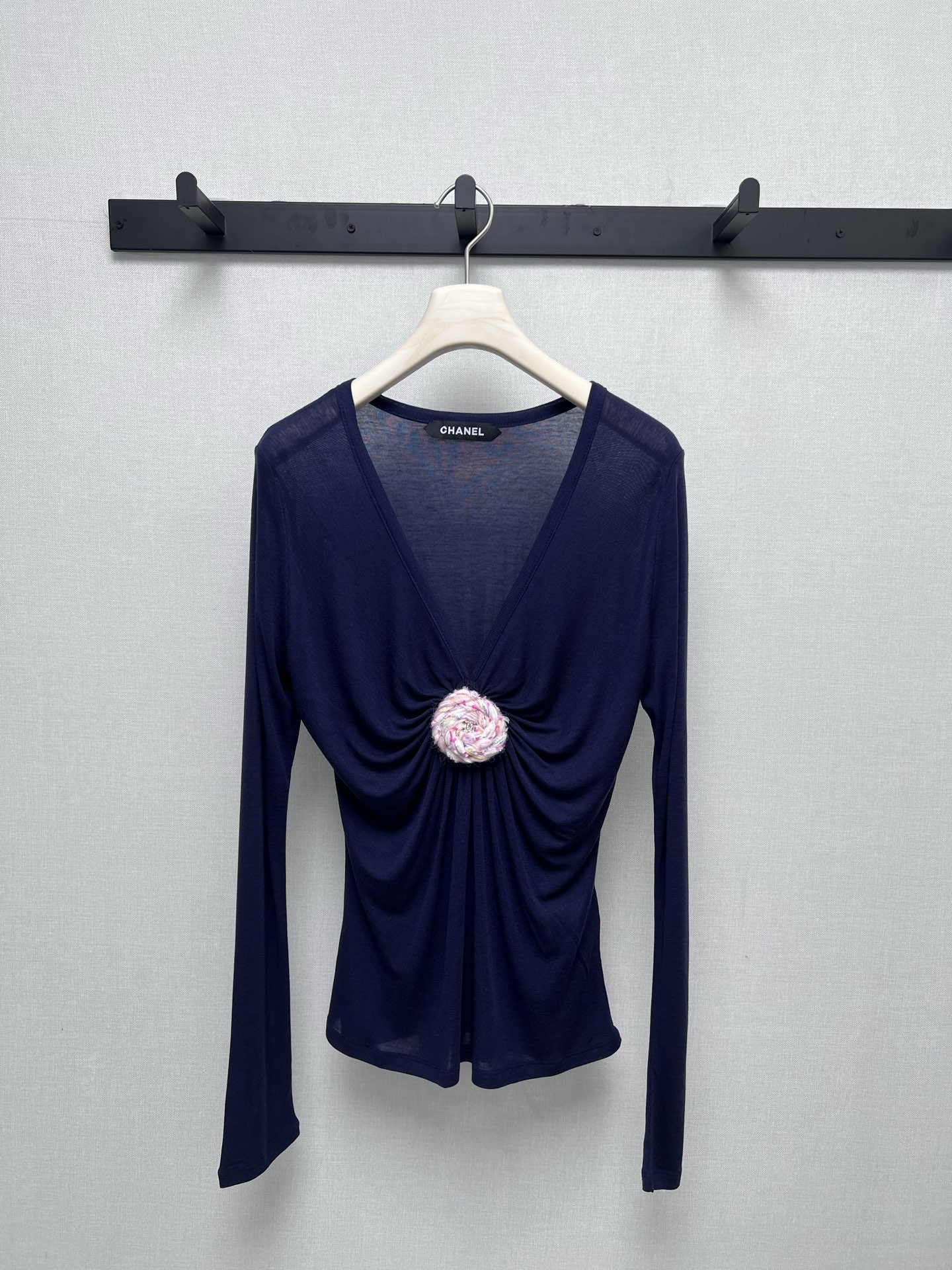 NO:506854,Supports the replacement of Xiaoxiang CHAN**LFW high-end ready-to-wear series // The deep V waist-closing base shirt has a very design sense, with dark gray as the tone, and uses delicate high-elastic fabric, with soft texture and draped feel. The neckline is a deep V design, which cleverly creates a pleated shape on the chest, and a colorful plush floral decoration in the center. The interweaving of pink and yellow is also inlaid with exquisite rhinestones, adding a sense of agility and luxury to the whole, and a super bright item for autumn and winter matching. Real-life details, chanel, alexander wang19860909支持换款小香CHAN**LFW高级成衣系列//深V收腰打底衫极具设计感的、以深灰色为基调,采用细腻的高弹面料,质感柔软且富有垂坠感.领口是深V设计,巧妙地在胸前打造出褶皱造型,中心点缀着一枚色彩缤纷的毛绒花饰,粉色与黄色的交织中还镶嵌着精致的水钻,为整体增添了灵动与奢华感,秋冬搭配的超亮眼单品.实拍细节图,,chanel,alexander wang,Women's clothing