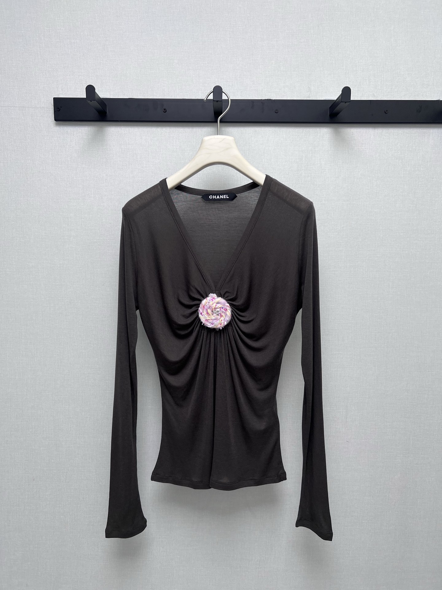 NO:506868,Supports the replacement of Xiaoxiang CHAN**LFW high-end ready-to-wear series // The deep V waist-closing base shirt has a very design sense, with dark gray as the tone, and uses delicate high-elastic fabric, with soft texture and draped feel. The neckline is a deep V design, which cleverly creates a pleated shape on the chest, and a colorful plush floral decoration in the center. The interweaving of pink and yellow is also inlaid with exquisite rhinestones, adding a sense of agility and luxury to the whole, and a super bright item for autumn and winter matching. Real-life details, chanel, alexander wang19860909支持换款小香CHAN**LFW高级成衣系列//深V收腰打底衫极具设计感的、以深灰色为基调,采用细腻的高弹面料,质感柔软且富有垂坠感.领口是深V设计,巧妙地在胸前打造出褶皱造型,中心点缀着一枚色彩缤纷的毛绒花饰,粉色与黄色的交织中还镶嵌着精致的水钻,为整体增添了灵动与奢华感,秋冬搭配的超亮眼单品.实拍细节图,,chanel,alexander wang,Women's clothing