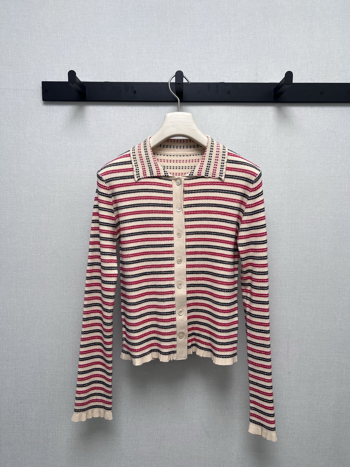 NO:506872,Supports the change of style FW autumn and winter new product series // Striped knitted sweater cardigan adopts pit knitting technology, the fabric is more elastic and textured, red, white and black stripes, retro and very design sense, the navy collar design is very flexible, and the ruffled details of the hem add a bit of softness to the overall look, making this cardigan incorporate sweet elements into the retro style. It has a very high suitability for outfits, and can be worn alone to create a retro tone, or can be used as an inner layer to layer in a coat or windbreaker to take real details, sweaters, alexander wang19860909支持换款 FW秋冬新品系列//条纹针织毛衣开衫采用坑条针织工艺,面料更具弹性与质感红白黑条纹、复古又极具设计感,海军领设计灵动十足、衣摆的荷叶边细节,为整体增添了几分柔美感,让这件开衫在复古风格中又融入了甜美元素.它的穿搭适配性极高,可单穿打造复古腔调,也可作为内搭叠穿在大衣或风衣里实拍细节图,,sweaters,alexander wang,Women's clothing