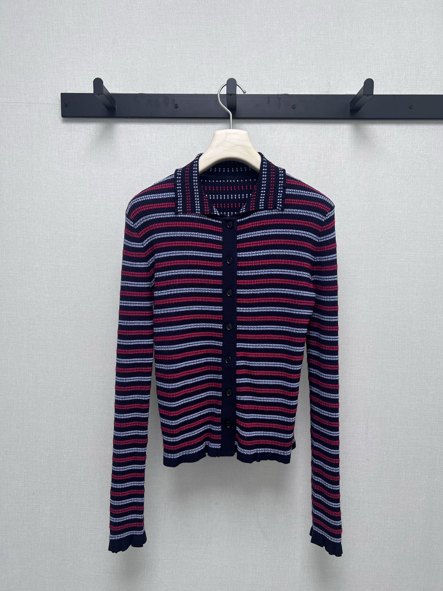 NO:506844,Supports the change of style FW autumn and winter new product series // Striped knitted sweater cardigan adopts pit knitting technology, the fabric is more elastic and textured, red, white and black stripes, retro and very design sense, the navy collar design is very flexible, and the ruffled details of the hem add a bit of softness to the overall look, making this cardigan incorporate sweet elements into the retro style. It has a very high suitability for outfits, and can be worn alone to create a retro tone, or can be used as an inner layer to layer in a coat or windbreaker to take real details, sweaters, alexander wang19860909支持换款 FW秋冬新品系列//条纹针织毛衣开衫采用坑条针织工艺,面料更具弹性与质感红白黑条纹、复古又极具设计感,海军领设计灵动十足、衣摆的荷叶边细节,为整体增添了几分柔美感,让这件开衫在复古风格中又融入了甜美元素.它的穿搭适配性极高,可单穿打造复古腔调,也可作为内搭叠穿在大衣或风衣里实拍细节图,,sweaters,alexander wang,Women's clothing
