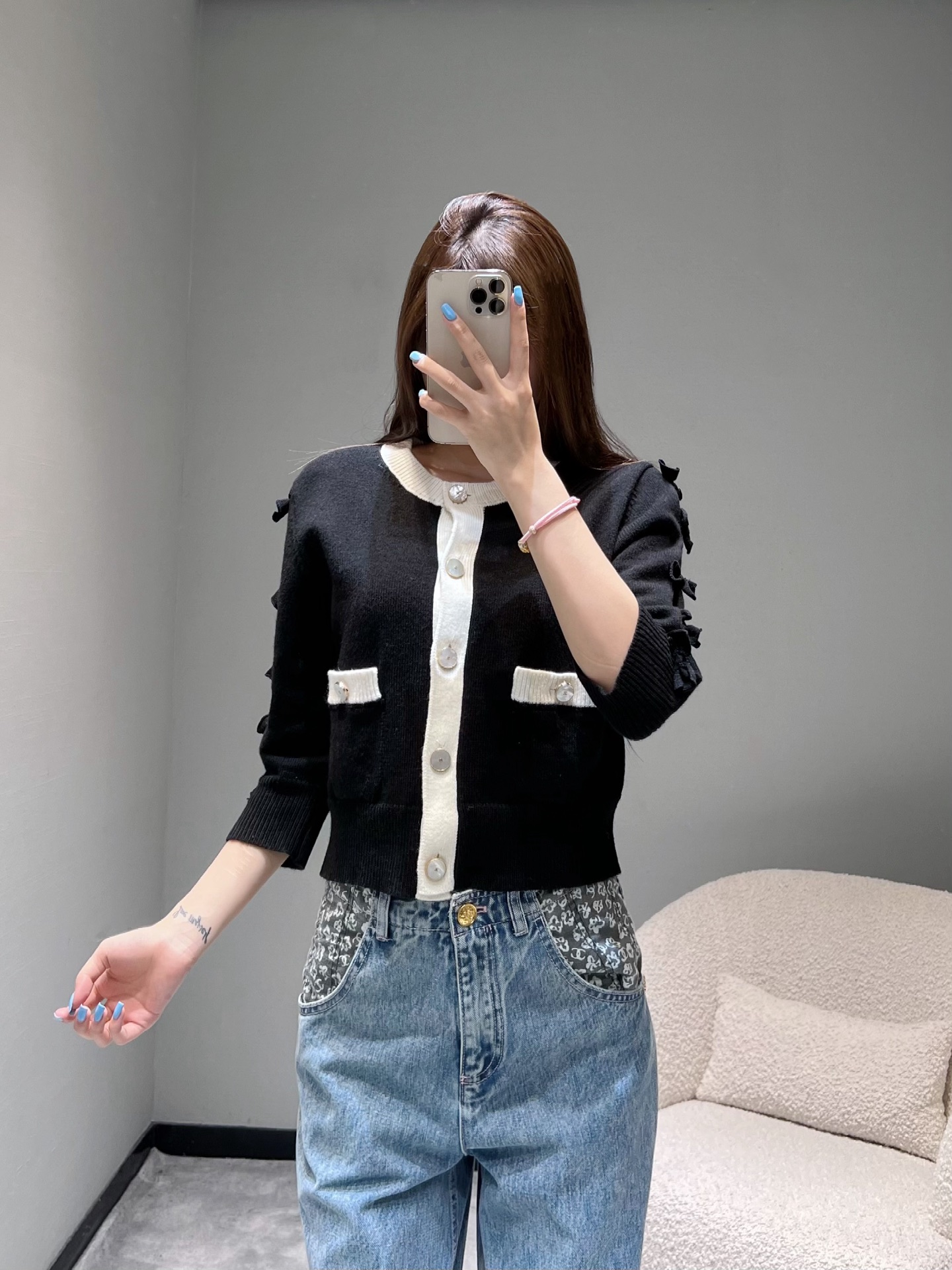 NO:506842,Xiaoxiang CHAN**LFW premium handicraft workshop series // Top version of wool knitted cardigans, the first batch of individual black and white colors as classic themes, exquisite wool blended knitted fabric, soft and high-end texture. 1:1 open mold making metal buckles, each button is inlaid with an iconic double C logo, showing the brand's luxury. One side of the wool knitted body is decorated with exquisite white bows, adding a bit of sweetness and agility to the whole. It is matched with a practical pocket design, making this cardigan both functional in elegance, white is sweet and elegant, and black is classic and unique. Two colors are available, chanel, alexander wang19860909小香CHAN**LFW高级手工坊系列//羊毛针织开衫顶级版本,首批单独家发黑白配色作为经典主题,精羊毛混纺针织面料,质感柔软且高级.1:1开模制作金属扣、每颗纽扣上都镶嵌着标志性的双C标识,尽显品牌奢华感.衣身一侧点缀着精致的白色蝴蝶结,为整体增添了几分甜美与灵动,搭配实用的口袋设计,让这件开衫在优雅中兼具功能性,白色款甜美优雅,黑色款经典别致.两色可入,,chanel,alexander wang,Women's clothing