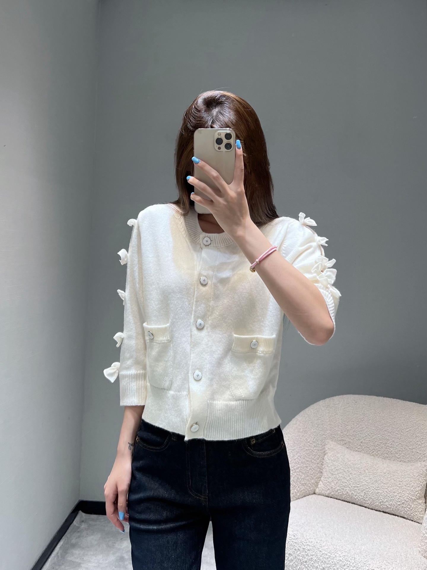 NO:506851,?Xiaoxiang CHAN**LFW premium handicraft workshop series // Top version of wool knitted cardigans, the first batch of individual black and white colors as classic themes, exquisite wool blended knitted fabric, soft and high-end texture. 1:1 open mold making metal buckles, each button is inlaid with an iconic double C logo, showing the brand's luxury. One side of the body is decorated with exquisite white bows, adding a bit of sweetness and agility to the whole. It is matched with a practical pocket design, making this cardigan both functional in elegance, white is sweet and elegant, and black is classic and unique. Two colors can be used, chanel, alexander wang19860909?小香CHAN**LFW高级手工坊系列//羊毛针织开衫顶级版本,首批单独家发黑白配色作为经典主题,精羊毛混纺针织面料,质感柔软且高级.1:1开模制作金属扣、每颗纽扣上都镶嵌着标志性的双C标识,尽显品牌奢华感.衣身一侧点缀着精致的白色蝴蝶结,为整体增添了几分甜美与灵动,搭配实用的口袋设计,让这件开衫在优雅中兼具功能性,白色款甜美优雅,黑色款经典别致.两色可入,,chanel,alexander wang,Women's clothing