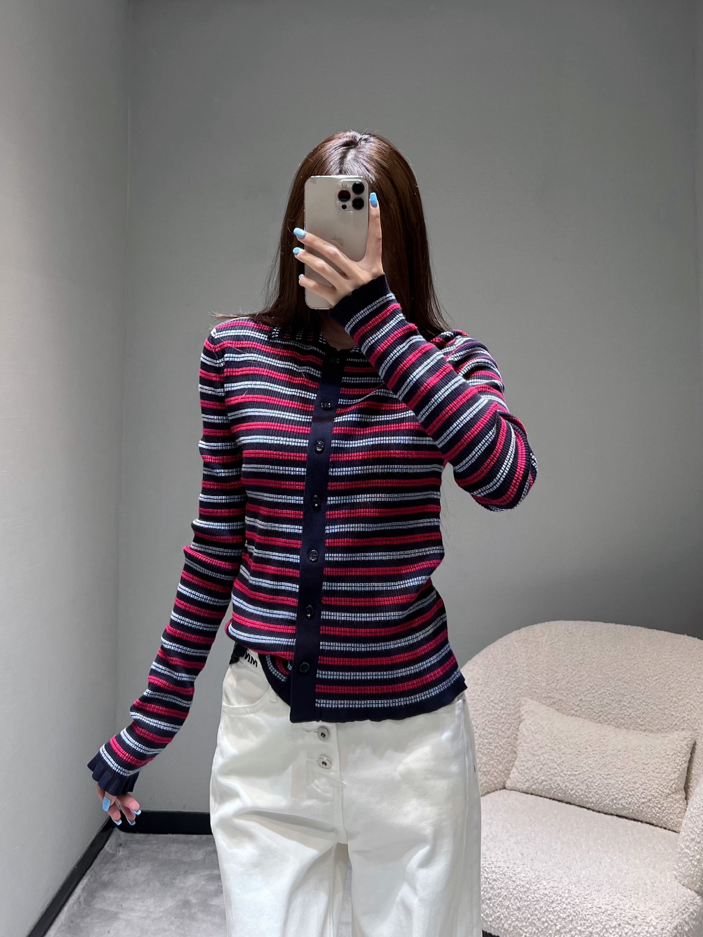 NO:506849,FW autumn and winter new product series // Striped knitted sweater cardigan adopts pit knitting technology, the fabric is more elastic and textured, red, white and black stripes, retro and very design sense, navy collar design is very flexible, and the ruffled details of the hem add a bit of softness to the overall look, making this cardigan incorporate sweet elements into the retro style. It has a very high suitability for outfits, and can be worn alone to create a retro tone, or as an inner layer, layered in a coat or windbreaker, sweaters, alexander wang19860909FW秋冬新品系列//条纹针织毛衣开衫采用坑条针织工艺,面料更具弹性与质感,红白黑条纹、复古又极具设计感,海军领设计灵动十足、衣摆的荷叶边细节,为整体增添了几分柔美感,让这件开衫在复古风格中又融入了甜美元素.它的穿搭适配性极高,可单穿打造复古腔调,也可作为内搭叠穿在大衣或风衣里,,sweaters,alexander wang,Women's clothing