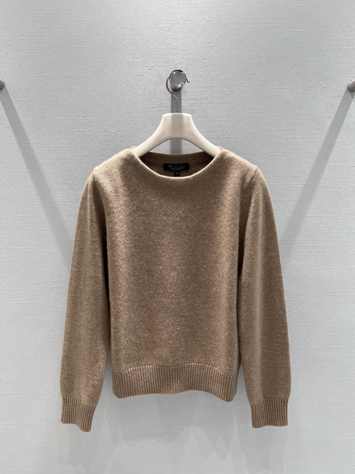 NO:506852,Supports the new FW autumn and winter product series // Wool knitted sweater Classic round neck design, simple and elegant, the knitted texture is delicate and textured, showing the exquisite craftsmanship level. The ribbed design of the hem and cuffs takes into account the design and warmth; the khaki tone is presented, using high-quality knitted fabric, which has a soft and delicate touch. The autumn and winter matching Maillard color system gets the real details, sweaters, alexander wang19860909支持换款FW秋冬新品系列//羊毛针织毛衣 经典的圆领设计,简约大方,针织纹理细腻且富有质感,彰显出精致的工艺水准.下摆和袖口的罗纹设计,兼顾设计感和保暖性；卡其色调呈现,采用优质针织面料,触感柔软细腻,秋冬搭配美拉德色系get实拍细节图,,sweaters,alexander wang,Women's clothing