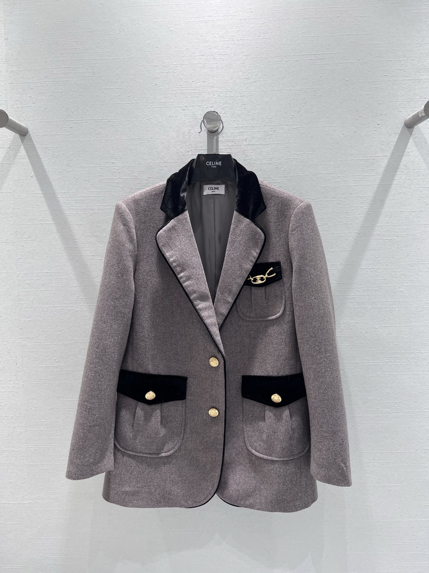 NO:507748,Supports the change of style CELIN* The classic flat collar design of the suit jacket is neat and stylish, and the classic design is also super friendly to the new white suit!  The body is decorated with gold logo metal buttons, which is particularly exquisite against the gray fabric, instantly improving the overall sense of high-end and recognition. The details of the buttons and cuffs are also very exquisite, and each part shows the exquisite craftsmanship of CE., celine, jackets & coats, business suit, alexander wang19860909支持换款 CELIN* 西装外套经典的平驳领设计,利落有型,经典设计对西装小白也超友好！衣身点缀着金色logo金属扣饰,在灰色面料的衬托下格外精致,瞬间提升了整体的高级感与辨识度.纽扣及袖口的细节处理也十分考究,每一处都彰显着CE家精湛的工艺水准.,,celine,jackets & coats,business suit,alexander wang,Women's clothing