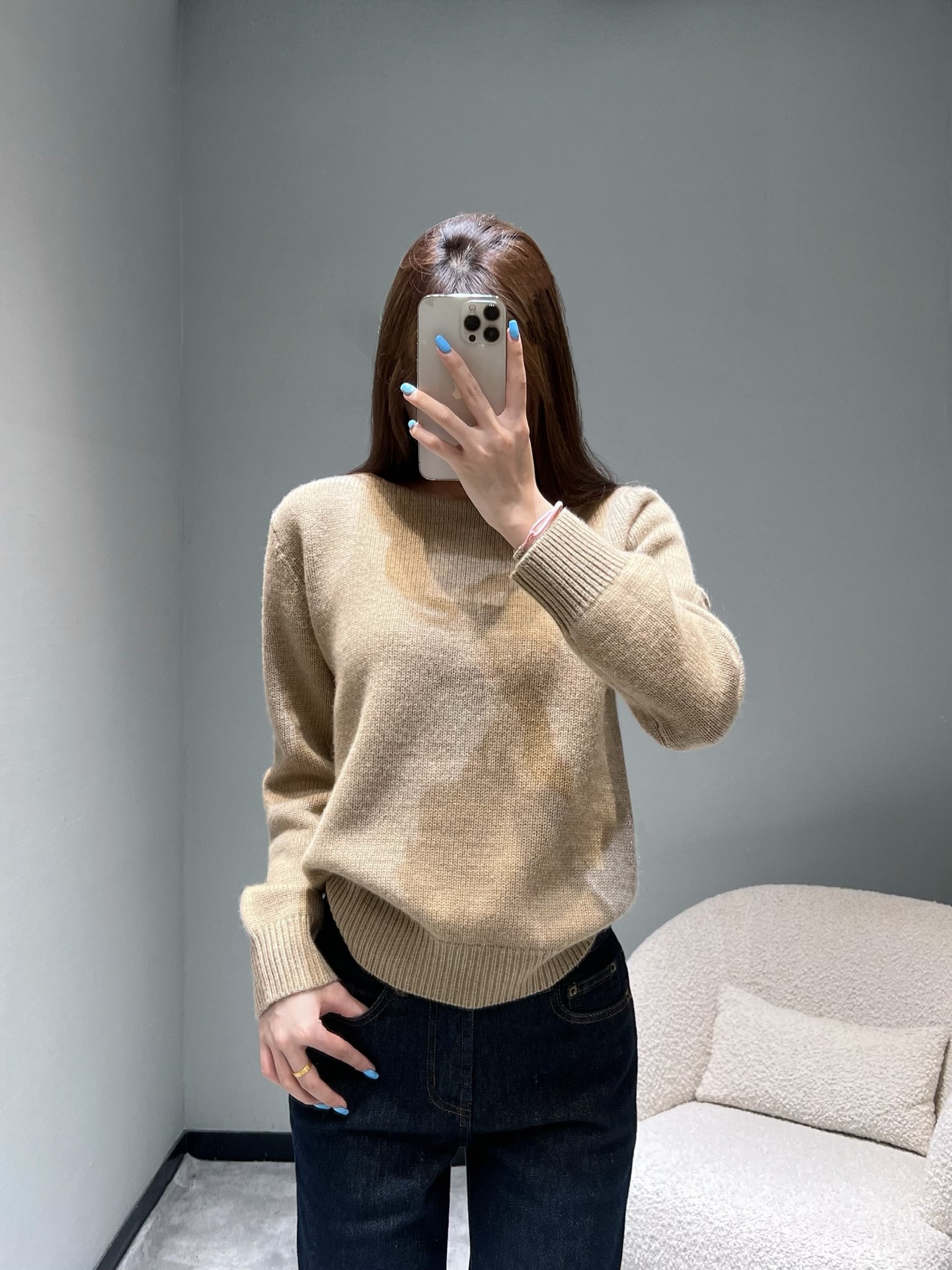 NO:506855,FW autumn and winter new product series // Wool knitted sweater Classic round neck design, simple and elegant, the knitted texture is delicate and textured, showing the exquisite craftsmanship level. The ribbed design of the hem and cuffs takes into account the design and warmth; the khaki tone is presented, using high-quality knitted fabric, which has a soft and delicate touch. The autumn and winter matches Maillard color system get, sweaters, alexander wang19860909FW秋冬新品系列//羊毛针织毛衣 经典的圆领设计,简约大方,针织纹理细腻且富有质感,彰显出精致的工艺水准.下摆和袖口的罗纹设计,兼顾设计感和保暖性；卡其色调呈现,采用优质针织面料,触感柔软细腻,秋冬搭配美拉德色系get,,sweaters,alexander wang,Women's clothing