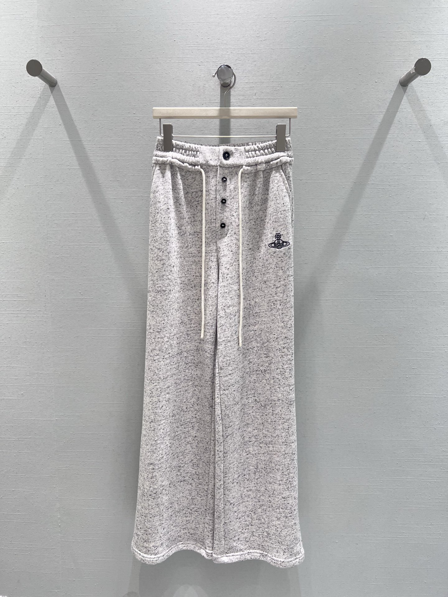 NO:507737,Supports replacement Vivien* West Queen Mother 25FW autumn and winter new product series // Drawstring sweatshirt trousers adopt elastic waist design, matched with drawstring and breasted elements, which not only facilitates adjustment of waist circumference, but also adds a sense of design. The trousers are embroidered with the iconic Saturn logo embroidery, low-key and luxurious, the style is a loose wide-leg style, full of drape smL real-life details, hoodie, sweatshirts, alexander wang19860909支持换款 Vivien* West西 太后25FW秋冬新品系列//抽绳卫衣长裤采用松紧腰设计,搭配抽绳和排扣元素,既方便调节腰围,又增添了设计感.裤身点缀标志性的土星logo图案刺绣,低调奢华,版型是宽松的阔腿样式,垂坠感十足smL实拍细节图,,hoodie,sweatshirts,alexander wang,Women's clothing