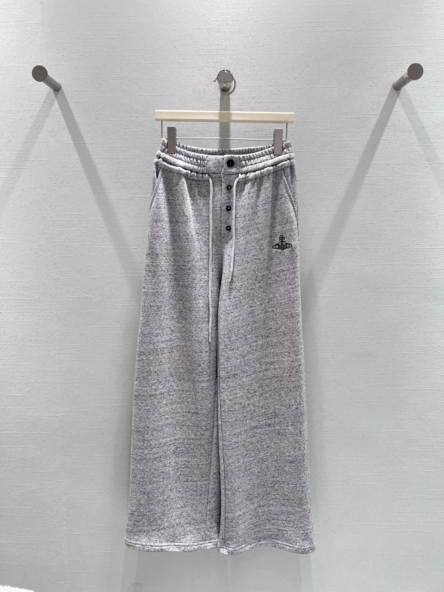 NO:507743,Supports replacement Vivien* West Queen Mother 25FW autumn and winter new product series // Drawstring sweatshirt trousers adopt elastic waist design, matched with drawstring and breasted elements, which not only facilitates adjustment of waist circumference, but also adds a sense of design. The trousers are embroidered with the iconic Saturn logo embroidery, low-key and luxurious, the style is a loose wide-leg style, full of drape smL real-photo details, hoodie, sweatshirts, alexander wang19860909支持换款 Vivien* West西 太后25FW秋冬新品系列//抽绳卫衣长裤采用松紧腰设计,搭配抽绳和排扣元素,既方便调节腰围,又增添了设计感.裤身点缀标志性的土星logo图案刺绣,低调奢华,版型是宽松的阔腿样式,垂坠感十足smL 实拍细节图,,hoodie,sweatshirts,alexander wang,Women's clothing