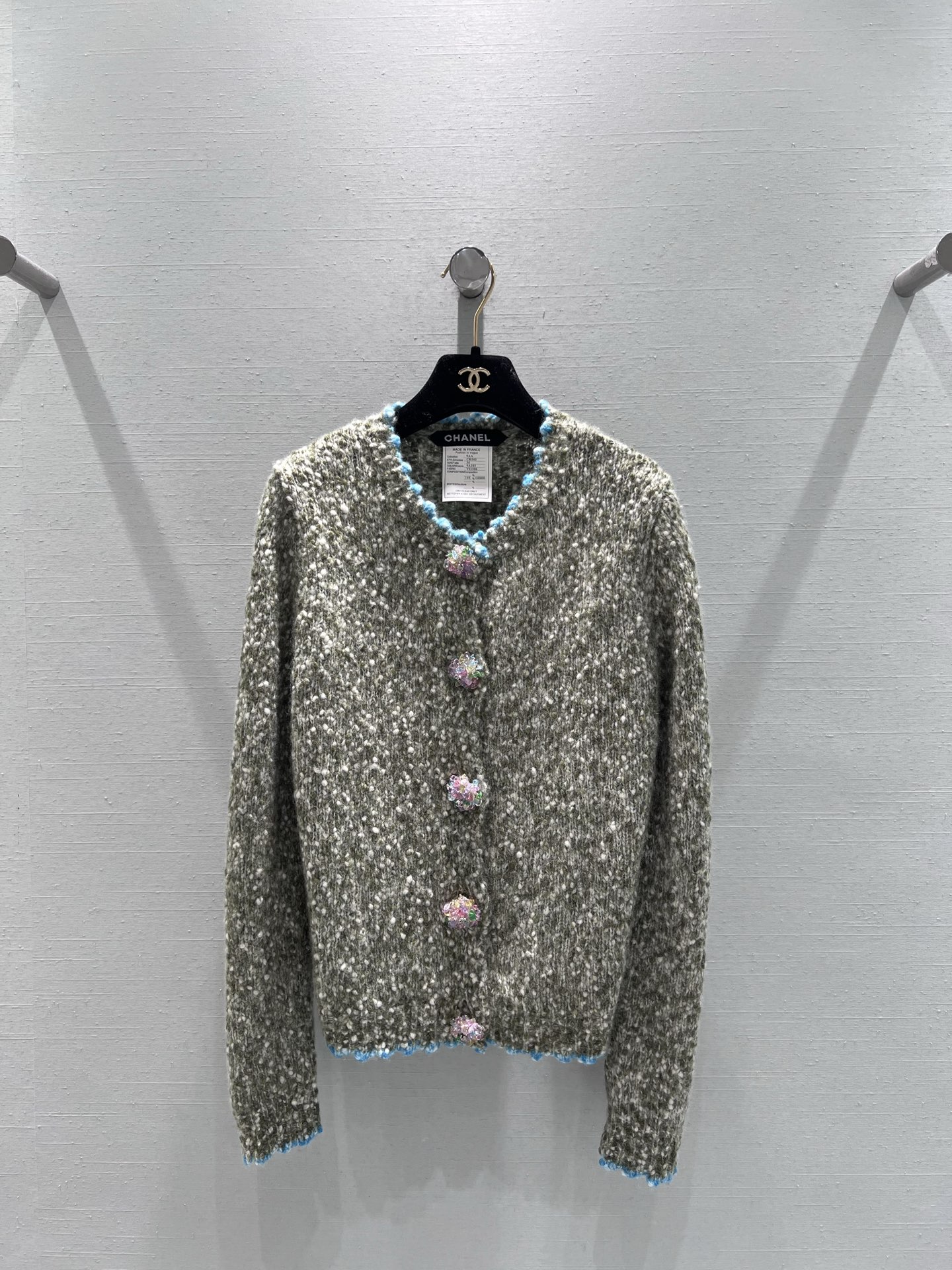 NO:507739,Support for the replacement of Xiaoxiang CHAN**L2025FW high-end handicraft workshop series //The top version of the flower wool knitted cardigan is luxurious and exquisite, with super heavy industry variegated floral knitted fabric presenting a delicate and layered texture. The high-end feel is full of the neckline and cuff edges embellished with fresh blue edges, which contrasts sharply with the variegated colors of the body. Five three-dimensional flower buttons are decorated with colorful sequins, which are exquisite and eye-catching, becoming the finishing touch of the whole dress. SmL real-life detailed pictures, chanel, alexander wang19860909支持换款 小香CHAN**L2025FW高级手工坊系列//繁花羊毛针织开衫顶级版本没有之一奢华与精致,超重工杂色花纱针织面料,呈现出细腻且富有层次的质感,高级感拉满领口和袖口边缘点缀清新蓝边,与衣身的杂色形成鲜明对比,五颗立体花型纽扣,缀有彩色亮片,精致又吸睛,成为整件衣服的点睛之笔.smL实拍细节图,,chanel,alexander wang,Women's clothing