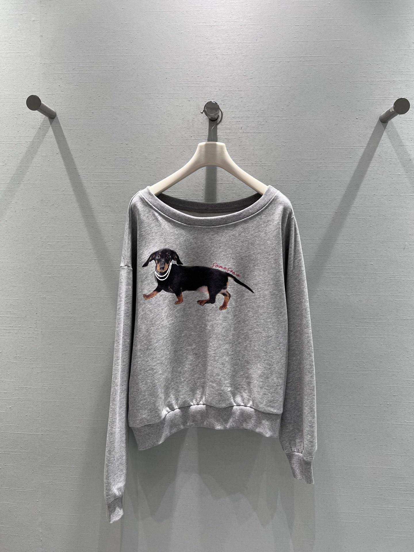 NO:507732,Supports the replacement of the 2025FW autumn and winter new product series //The long-sleeved one-neck sweatshirt is light gray tones, paired with a personal one-shoulder design, which easily reveals the delicate collarbone, making it super slim. It breaks the dullness of a conventional sweatshirt and is full of fashion. The body is printed with a German dachshund pattern wearing a pearl necklace, which is cute and exquisite, adding playfulness and vitality to the overall look. Real-life details, hoodie, sweatshirts, necklace, alexander wang19860909支持换款2025FW秋冬新品系列//长袖一字领卫衣采用浅灰色调,搭配个性的一字肩设计,轻松露出精致锁骨,超级显瘦.打破常规卫衣的沉闷感,时尚感拉满.衣身印有一只戴着珍珠项链的德国腊肠犬图案,憨态可掬又透着精致感,为整体造型增添了俏皮与活力.实拍细节图,,hoodie,sweatshirts,necklace,alexander wang,Women's clothing