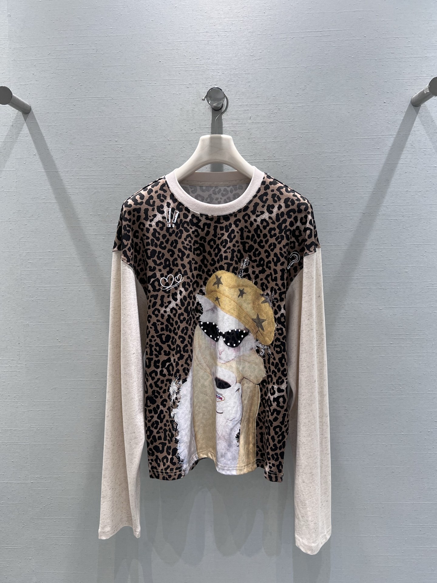 NO:507750,Supports the replacement of the 2025FW autumn and winter new product series // Long-sleeved T-shirt Super fashionable leopard print + beige long-sleeved splicing design, breaking the monotony and showing personality; the body is printed with two 'temporary cool cats' patterns, one wears a star beret and sunglasses inlaid with diamonds, and the other is also blessed by sunglasses, cute and fashionable, and is also decorated with detailed elements such as love and question marks, adding a playful atmosphere to the overall picture. SmL real-time details, tees, t-shirt, hats, alexander wang19860909支持换款2025FW秋冬新品系列//长袖T恤 超时尚豹纹+米白长袖拼接设计,打破单调感,尽显个性；衣身印有两只“潮酷猫咪”图案一只头戴星星贝雷帽、墨镜镶钻,另一只也以墨镜加持,萌趣又时髦,还点缀有爱心、问号等细节元素,为整体增添了俏皮氛围.smL实拍细节图,,tees，t-shirt,hats,alexander wang,Women's clothing