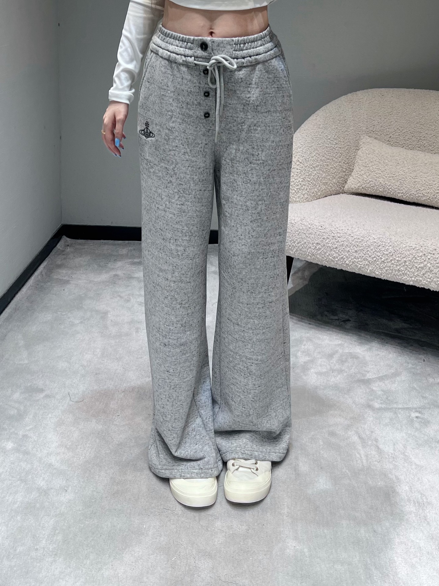 NO:507745,Vivien* West Queen Mother 25FW autumn and winter new product series // Drawstring sweatshirt trousers adopt elastic waist design, matched with drawstring and breasted elements, which not only facilitates adjustment of waist circumference, but also adds a sense of design. The trousers are embroidered with the iconic Saturn logo pattern embroidery, low-key and luxurious, and the style is a loose wide-leg style, full of drape, hoodie, sweatshirts, alexander wang19860909Vivien* West西 太后25FW秋冬新品系列//抽绳卫衣长裤采用松紧腰设计,搭配抽绳和排扣元素,既方便调节腰围,又增添了设计感.裤身点缀标志性的土星logo图案刺绣,低调奢华,版型是宽松的阔腿样式,垂坠感十足,,hoodie,sweatshirts,alexander wang,Women's clothing