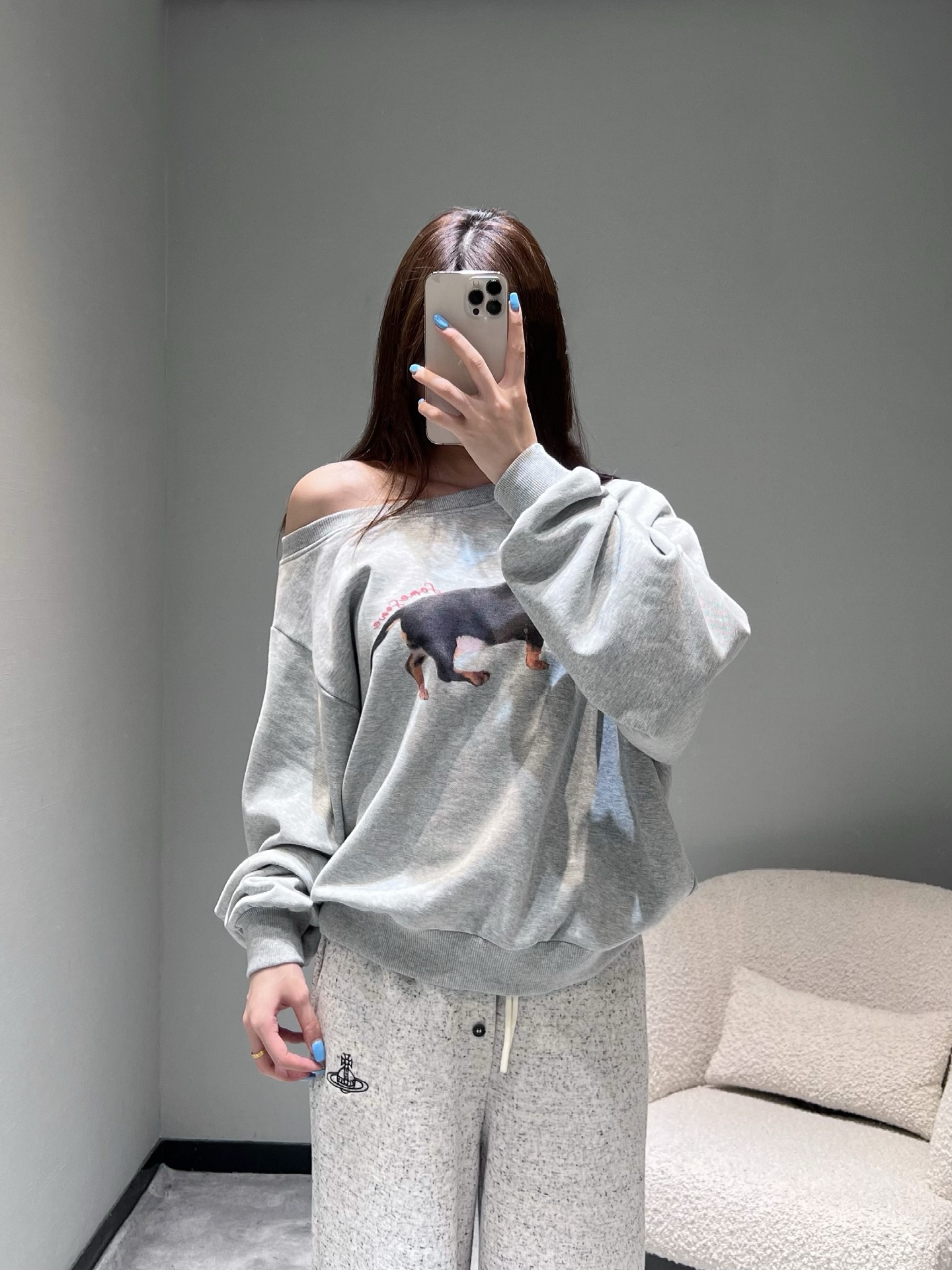 NO:507735,?2025FW autumn and winter new product series //The long-sleeved one-neck sweatshirt is light gray tones, paired with a personal one-shoulder design, which easily reveals the delicate collarbone, making it super slim. It breaks the dullness of a conventional sweatshirt and is full of fashion. The body is printed with a German dachshund pattern wearing a pearl necklace, which is cute and exquisite, adding playfulness and vitality to the overall shape.,,hoodie, sweatshirts, necklace, alexander wang19860909?2025FW秋冬新品系列//长袖一字领卫衣采用浅灰色调,搭配个性的一字肩设计,轻松露出精致锁骨,超级显瘦.打破常规卫衣的沉闷感,时尚感拉满.衣身印有一只戴着珍珠项链的德国腊肠犬图案,憨态可掬又透着精致感,为整体造型增添了俏皮与活力.,,hoodie,sweatshirts,necklace,alexander wang,Women's clothing