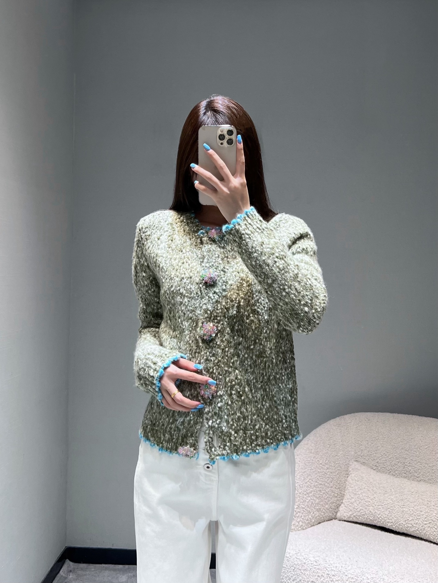 NO:507742,Xiaoxiang CHAN**L2025FW high-end handicraft workshop series //The top version of the flower wool knitted cardigan is luxurious and exquisite. The super heavy-duty variegated floral knitted fabric presents a delicate and layered texture. The high-end feeling is full of the neckline and cuff edges embellished with fresh blue edges, which contrasts sharply with the variegated colors of the body. Five three-dimensional flower buttons are decorated with colorful sequins, which are exquisite and eye-catching, becoming the finishing touch of the whole dress.smL, chanel, alexander wang19860909小香CHAN**L2025FW高级手工坊系列//繁花羊毛针织开衫顶级版本没有之一奢华与精致,超重工杂色花纱针织面料,呈现出细腻且富有层次的质感,高级感拉满领口和袖口边缘点缀清新蓝边,与衣身的杂色形成鲜明对比,五颗立体花型纽扣,缀有彩色亮片,精致又吸睛,成为整件衣服的点睛之笔.smL,,chanel,alexander wang,Women's clothing