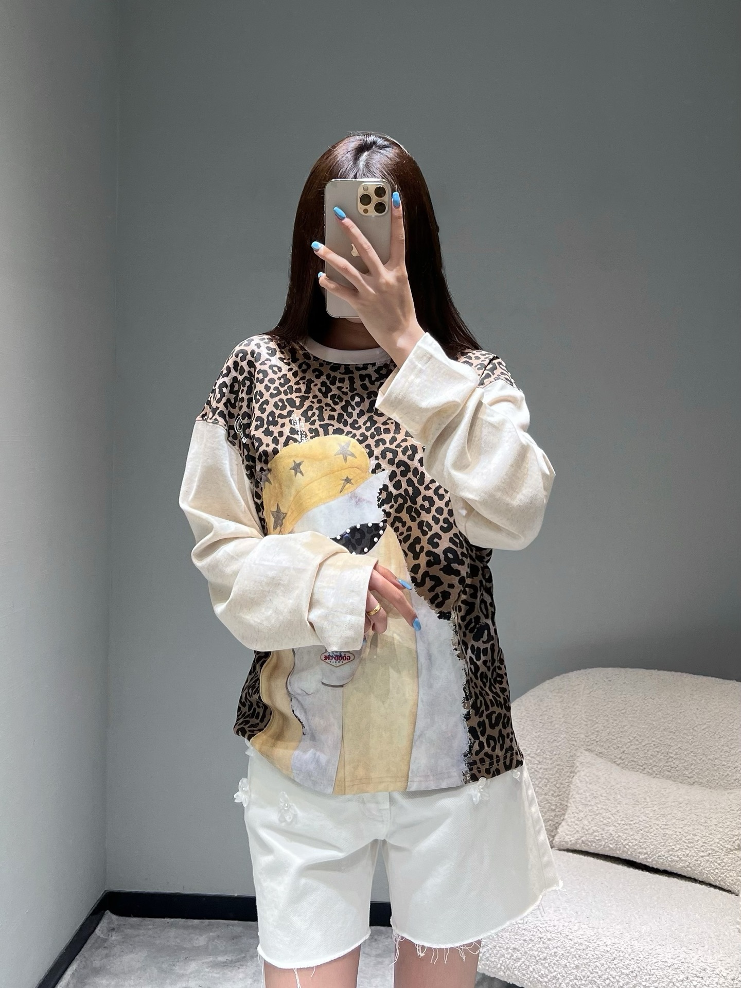 NO:507753,2025FW autumn and winter new product series // Long-sleeved T-shirt Super fashionable leopard print + beige long-sleeved splicing design breaks the monotony and shows personality; the body is printed with two 'temporary cool cats' patterns, one wears a star beret and sunglasses inlaid with diamonds, and the other is also blessed by sunglasses, cute and fashionable, and is also decorated with detailed elements such as love and question marks, adding a playful atmosphere to the overall.smL,,tees, t-shirt,hats,alexander wang198609092025FW秋冬新品系列//长袖T恤 超时尚豹纹+米白长袖拼接设计,打破单调感,尽显个性；衣身印有两只“潮酷猫咪”图案一只头戴星星贝雷帽、墨镜镶钻,另一只也以墨镜加持,萌趣又时髦,还点缀有爱心、问号等细节元素,为整体增添了俏皮氛围.smL,,tees，t-shirt,hats,alexander wang,Women's clothing