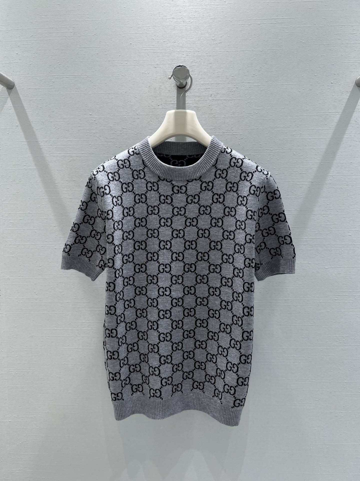 NO:517752,Supports the replacement of GUCC*25 autumn and winter limited new product series // Full-print presbyterian knitted round neck sweater classic presbyterian and knitted modern collision, gray as the base, the full picture is intertwined with black double G jacquard pattern, paired with metal texture buttons, revealing a luxurious style in the details. The knitted fabric is soft and skin-friendly, with a sense of comfort and styling. You can wear it alone in daily life to create a casual and fashionable style. Sml real-life detailed pictures, gucci, sweaters, alexander wang19860909支持换款GUCC*25秋冬限定新品系列//满印老花针织圆领毛衣经典老花与针织的摩登碰撞,灰色为基底,满幅交织着黑色双G提花图案,搭配金属质感纽扣,于细节处流露奢华格调.针织面料柔软亲肤,兼具舒适与造型感,日常可单穿打造随性潮范.sml实拍细节图,,gucci,sweaters,alexander wang,Women's clothing