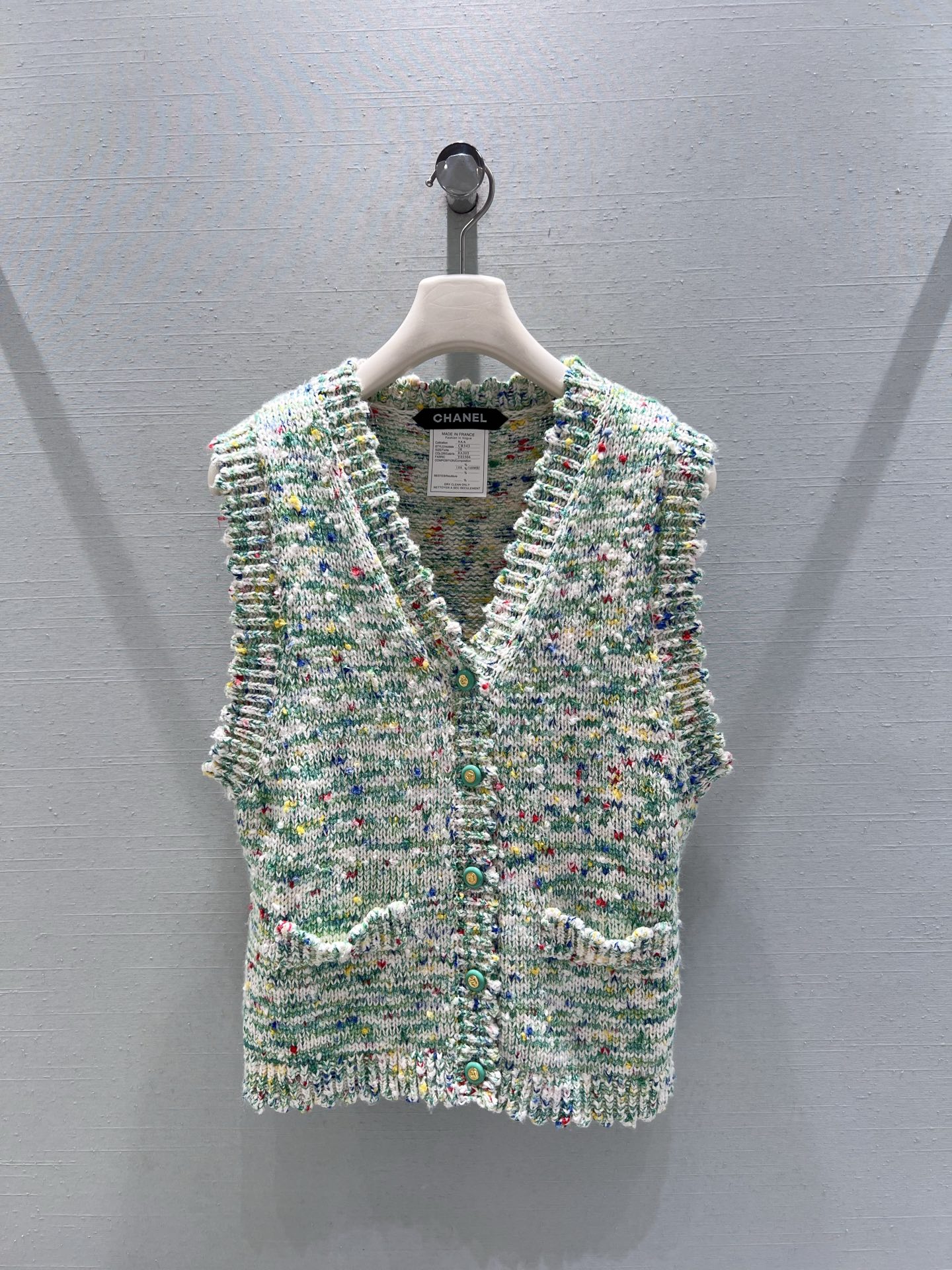 NO:517804,Support the replacement of Xiaoxiang CHAN**L2025FW high-end handicraft workshop series //The top version of the colorful floral wool knitted vest is available in large quantities, and the exclusive delicate knitting process is created. The colorful colors such as green, yellow, red, blue are knitted into the yarn to create a tweed texture like a spring garden. Every inch of the fabric flows with retro and romantic atmosphere. Paired with Xiaoxiang logo green buttons, the details show exquisite sml real-life details, chanel, alexander wang19860909支持换款小香CHAN**L2025FW高级手工坊系列//彩色花昵羊毛针织马甲顶级版本大货出,独家款细腻针织工艺打造,将绿、黄、红、蓝等缤纷色彩揉进纱线,织就出如同春日花园般的花呢纹理,每一寸面料都流淌着复古与浪漫的气,搭配小香logo绿色纽扣,细节处尽显精致sml实拍细节图,,chanel,alexander wang,Women's clothing