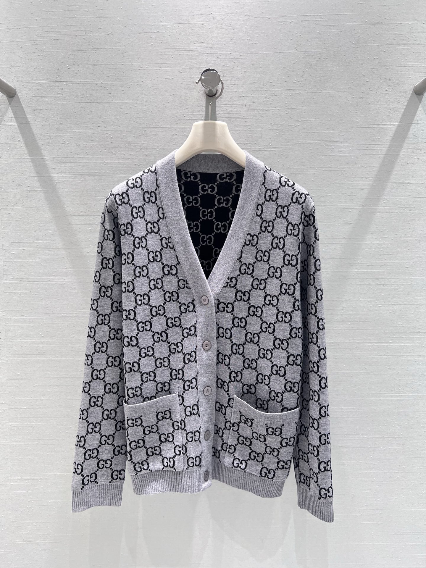 NO:517758,Supports the replacement of GUCC*25 autumn and winter limited new product series // Full-print presbyterian knitted cardigan classic presbyterian and knitted modern collision, gray as the base, the full picture is intertwined with black double G jacquard pattern, the V-neck design is neat and elegant, matched with fritillar texture buttons, revealing a luxurious style in the details. The knitted fabric is soft and skin-friendly, and has a sense of comfort and styling. You can wear it alone in daily life to create a casual and fashionable style. SmL real-life details, gucci, alexander wang19860909支持换款GUCC*25秋冬限定新品系列//满印老花针织开衫经典老花与针织的摩登碰撞,灰色为基底,满幅交织着黑色双G提花图案,V领设计利落大方,搭配贝母质感纽扣,于细节处流露奢华格调.针织面料柔软亲肤,兼具舒适与造型感,日常可单穿打造随性潮范.smL实拍细节图,,gucci,alexander wang,Women's clothing