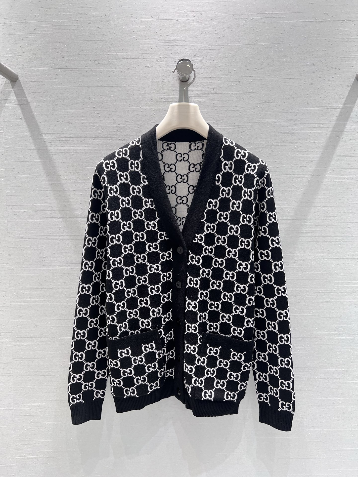 NO:517762,Supports the replacement of GUCC*25 autumn and winter limited new product series // Full-print presbyterian knitted cardigan classic presbyterian and knitted modern collision, gray as the base, the full picture is intertwined with black double G jacquard pattern, the V-neck design is neat and elegant, matched with fritillar texture buttons, revealing a luxurious style in the details. The knitted fabric is soft and skin-friendly, and has a sense of comfort and styling. You can wear it alone in daily life to create a casual and fashionable style. SmL real-life details, gucci, alexander wang19860909支持换款GUCC*25秋冬限定新品系列//满印老花针织开衫经典老花与针织的摩登碰撞,灰色为基底,满幅交织着黑色双G提花图案,V领设计利落大方,搭配贝母质感纽扣,于细节处流露奢华格调.针织面料柔软亲肤,兼具舒适与造型感,日常可单穿打造随性潮范.smL 实拍细节图,,gucci,alexander wang,Women's clothing