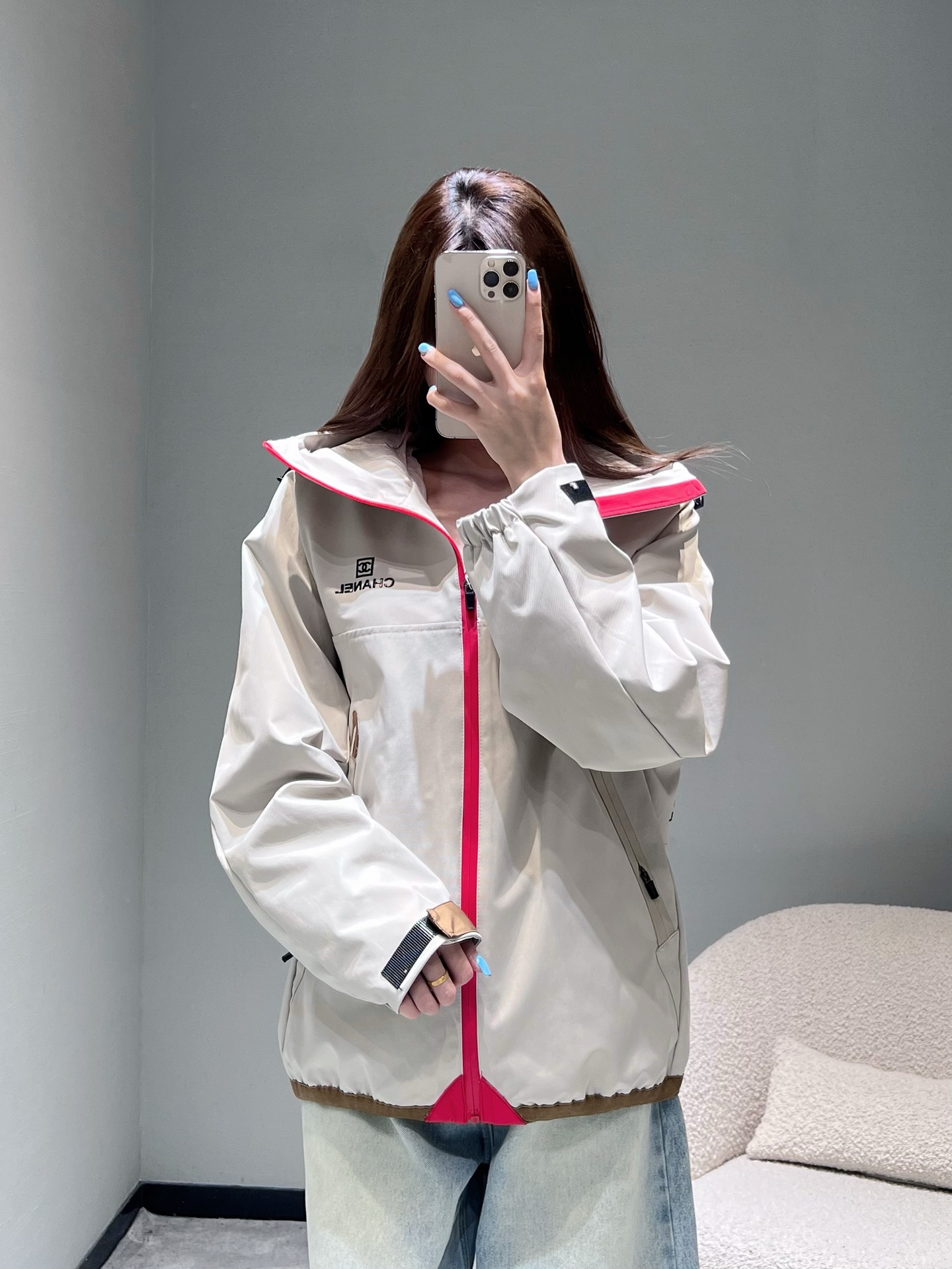 NO:517748,CHAN*L25FW high-end ready-to-wear series //The top version of the sports function jacket is exclusive, the whole piece is full of top-level workmanship details, dozens of pieces are spliced ​​together, and you know it. The more pieces are cut, the more expensive it is. The double Clogo design on the neckline, the eye-catching red zipper is like a bright lightning, the double C and 'CHAN*L' logo are embroidered on the chest. The details are more ingenious, and the brown leather trim injects retro texture into the whole sml, chanel, jackets & coats, alexander wang19860909CHAN*L25FW高级成衣系列//运动机能风夹克顶级版本独家款,整件衣服满满都是顶级做工细节,几十片裁片拼接,懂的都懂,裁片越多成本越贵.领口双Clogo设计,醒目的红色拉链如一抹亮色闪电,双C与“CHAN*L”标识刺绣于胸前.细节处更见匠心,棕色皮质饰边为整体注入复古质感sml,,chanel,jackets & coats,alexander wang,Women's clothing