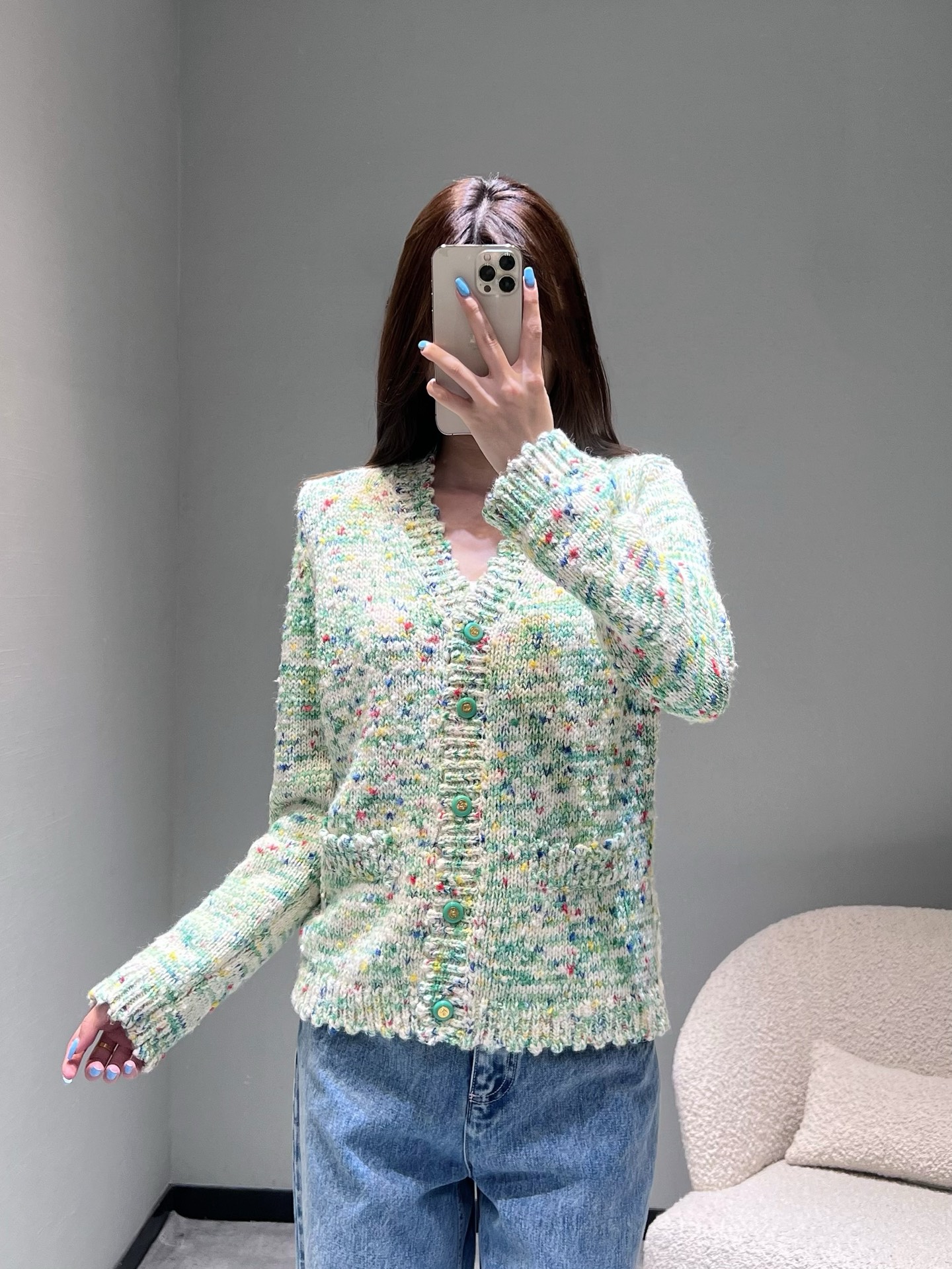 NO:517816,Xiaoxiang CHAN**L2025FW high-end handicraft workshop series // Colorful floral wool knitted cardigans Top version is available, exclusive exquisite knitting technology creates colorful colors such as green, yellow, red, blue, etc. into the yarn to weave a tweed texture like a spring garden. Every inch of fabric flows with retro and romantic atmosphere. Paired with Xiaoxiang logo green buttons, the details are exquisite, chanel, alexander wang19860909小香CHAN**L2025FW高级手工坊系列//彩色花昵羊毛针织开衫 顶级版本大货出,独家款细腻针织工艺打造,将绿、黄、红、蓝等缤纷色彩揉进纱线,织就出如同春日花园般的花呢纹理,每一寸面料都流淌着复古与浪漫的气,搭配小香logo绿色纽扣,细节处尽显精致,,chanel,alexander wang,Women's clothing