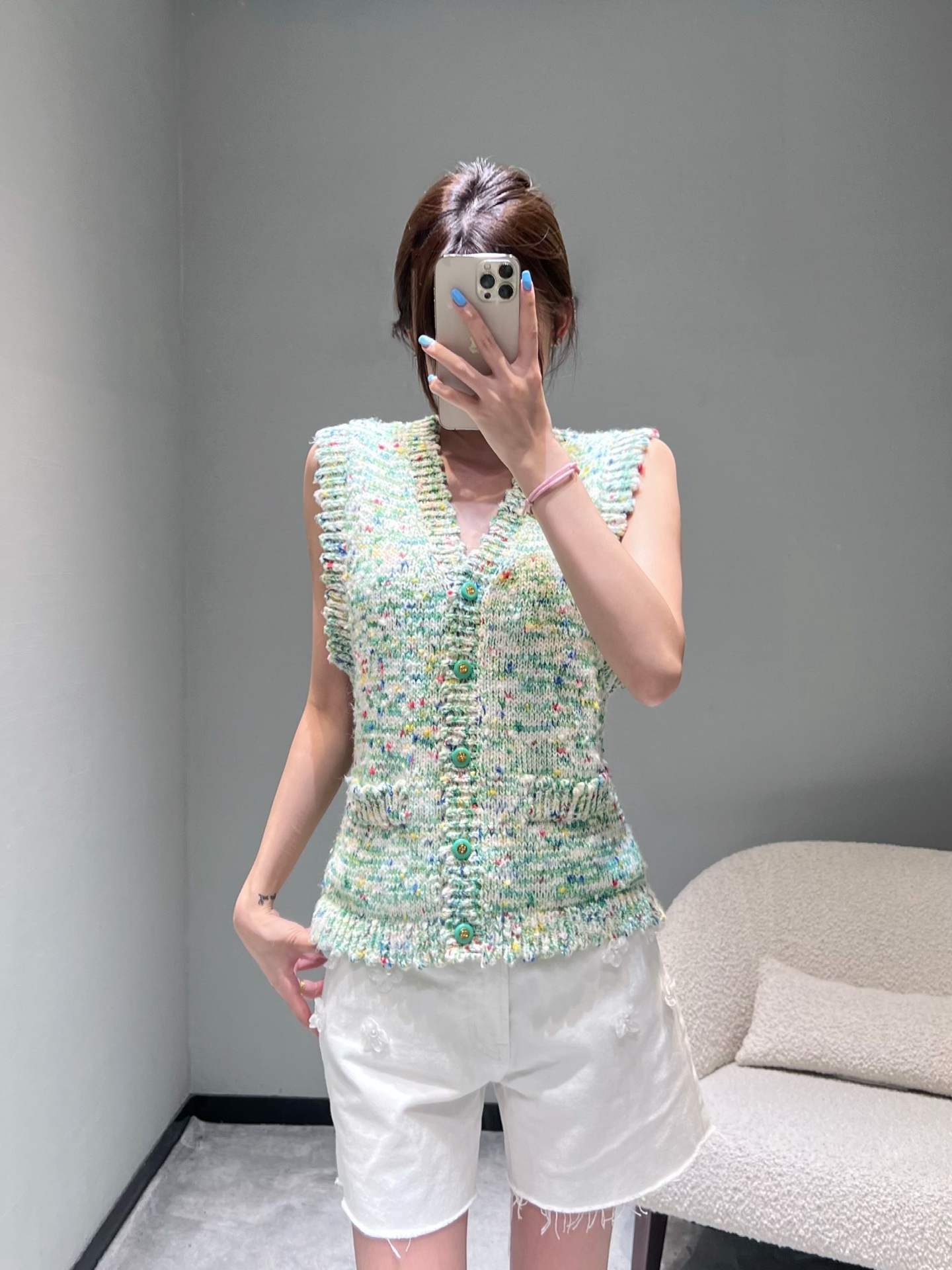 NO:517808,Xiaoxiang CHAN**L2025FW high-end handicraft workshop series //The top version of the colorful floral wool knitted vest is available in large quantities, and the exclusive delicate knitting process is created. The colorful colors such as green, yellow, red, blue are knitted into the yarn to create a tweed texture like a spring garden. Every inch of the fabric flows with retro and romantic atmosphere. Paired with Xiaoxiang logo green buttons, the details are exquisite sml, chanel, alexander wang19860909小香CHAN**L2025FW高级手工坊系列//彩色花昵羊毛针织马甲顶级版本大货出,独家款细腻针织工艺打造,将绿、黄、红、蓝等缤纷色彩揉进纱线,织就出如同春日花园般的花呢纹理,每一寸面料都流淌着复古与浪漫的气,搭配小香logo绿色纽扣,细节处尽显精致sml,,chanel,alexander wang,Women's clothing