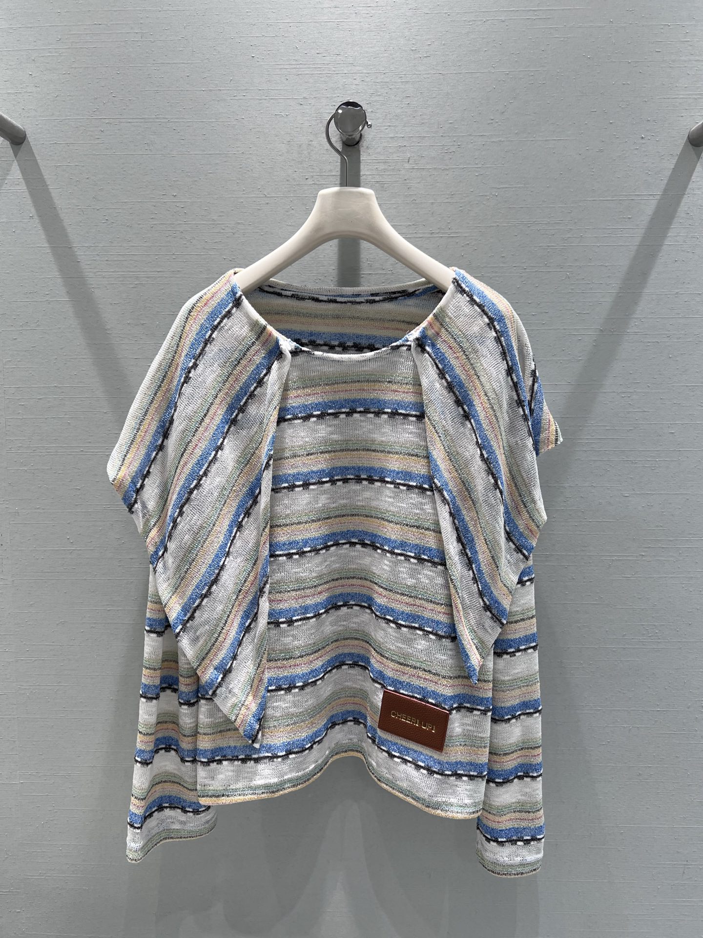 NO:517861,Supports the change of 25FF autumn new product series //Shawl knitted striped long-sleeved tops are made of delicate knitted fabric, and the high-end version has a soft and comfortable touch. The classic style is matched with striped elements, and the retro feel is full of fashion. The corners of the clothes are covered with leather cards; this striped sweater is a fashionable masterpiece full of retro and vitality. The colors are fresh and bright like a palette that has been overturned, full of vitality. The two colors can be used to take real-life details, shawls, alexander wang19860909支持换款 25FF秋季新品系列//披肩针织条纹长袖上衣采用细腻针织面料,高版本独家首发触感柔软舒适.经典版型搭配条纹元素,复古感拉满,披肩设计极具时尚度.衣角带有皮牌；这款条纹针织衫是充满复古与活力的时尚佳作,颜色清新明亮如同打翻了的调色盘,满是活力气息.两色可入实拍细节图,,shawls,alexander wang,Women's clothing