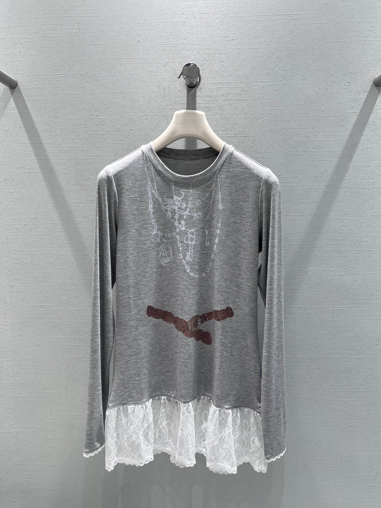 NO:547078,Support for the replacement of 25FF autumn new product series //The lace printed long-sleeved top is printed with exquisite necklace pattern on the chest, and the red and chic belt print in the middle becomes the visual focus; the hem is spliced ​​with white lace, soft and romantic, and the white lace is spliced ​​like a small skirt hem, elegant and generous. Inject sweet elements into the whole to achieve the clever collision of casualness and elegance. Sml real-life details, skirts, necklace, alexander wang19860909支持换款 25FF秋季新品系列//蕾丝印花长袖上衣胸前印有精致的项链图案,中间的红色别致腰带印花, 成为视觉焦点；下摆拼接白色蕾丝,柔美浪漫,白色蕾丝拼接如小裙摆,优雅大方.为整体注入甜美元素,实现休闲与优雅的巧妙碰撞.sml实拍细节图,,skirts,necklace,alexander wang,Women's clothing