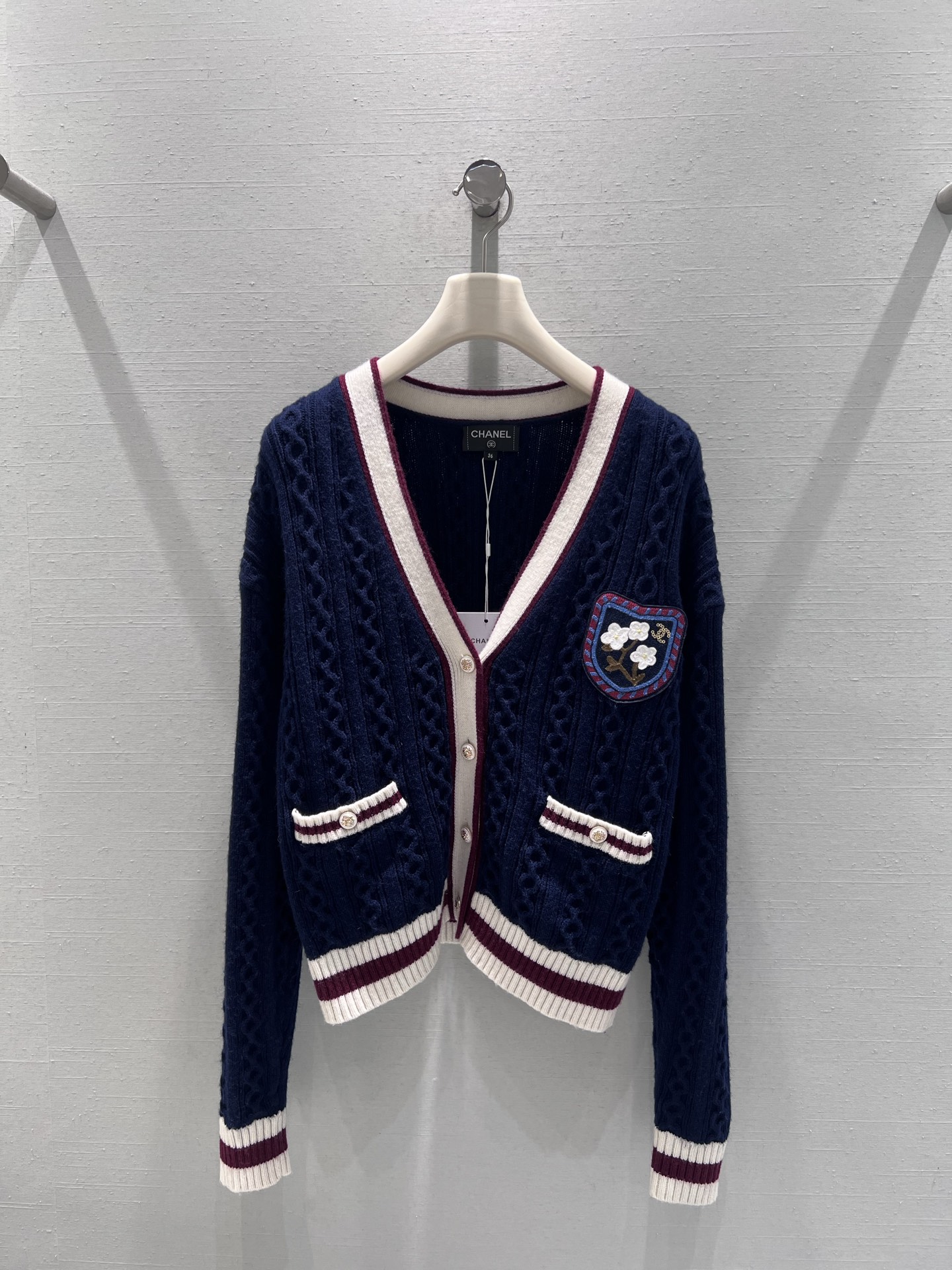 NO:517763,Supports the replacement of Xiaoxiang CHAN**L2025FW high-end handicraft workshop series // Flower wool knitted cardigan exquisite wool blend, handmade top version, exclusive first release. Dark blue tone, delicate twist knitting technology, classic V-neck paired with contrasting color edgings of white and burgundy, with clear layers; the flower badge on the chest is embroidered with exquisite and elegant, at a glance! ! The pockets on both sides are also decorated with contrasting stripes, paired with pearl texture buttons. SML real-life details, chanel, alexander wang19860909支持换款小香CHAN**L2025FW高级手工坊系列//花朵羊毛针织开衫精羊毛混纺,手工制作的顶级版本,独家首发.深蓝色色调,采用细腻的麻花针织工艺,经典V领搭配白色与酒红色的撞色包边,层次分明；胸前的花朵徽章刺绣精致优雅,一眼万年的程度！！两侧的口袋同样以撞色条纹装饰,搭配珍珠质感紐扣.sml实拍细节图,,chanel,alexander wang,Women's clothing