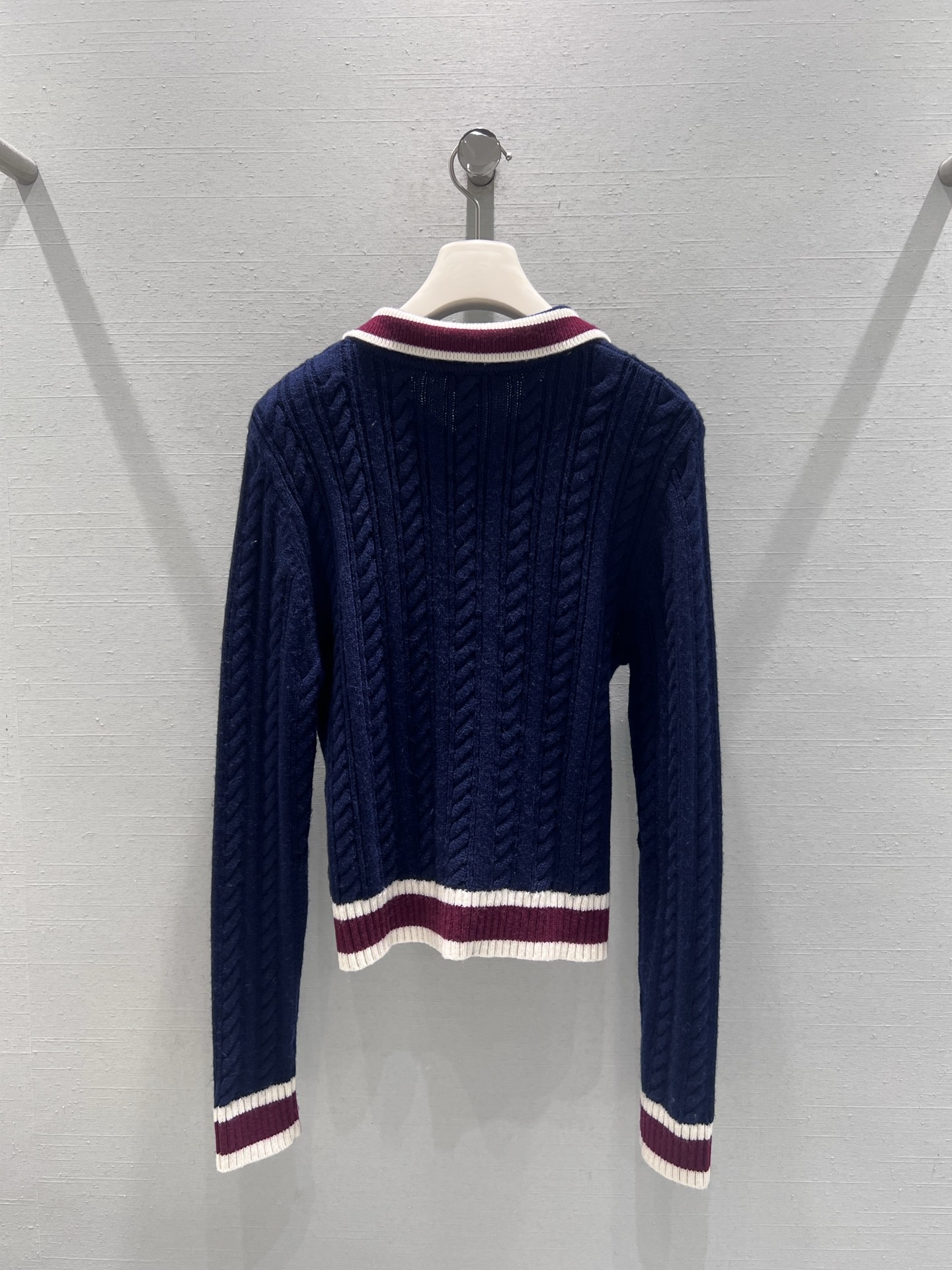 NO:517765,Support for changing models. Xiaoxiang CHAN**L2025FW high-end handicraft workshop series // Wool knitted sweater exquisite wool blend, handmade top version, exclusive first release. Dark blue tone, delicate twist knitting technology, navy collar sweet retro style, exquisite design details, contrasting stripes at the hem, paired with pearl texture buttons, the style will not be too long, and you don’t pick on the figure at all!  SML real-life detailed pictures, chanel, sweaters, alexander wang19860909支持换款 小香CHAN**L2025FW高级手工坊系列//羊毛针织毛衣精羊毛混纺,手工制作的顶级版本,独家首发.深蓝色色调,采用细腻的麻花针织工艺,海军领甜美复古风,设计细节考究,下摆撞色条纹,搭配珍珠质感纽扣,不会过长的版型,完全不挑身材！sml实拍细节图,,chanel,sweaters,alexander wang,Women's clothing