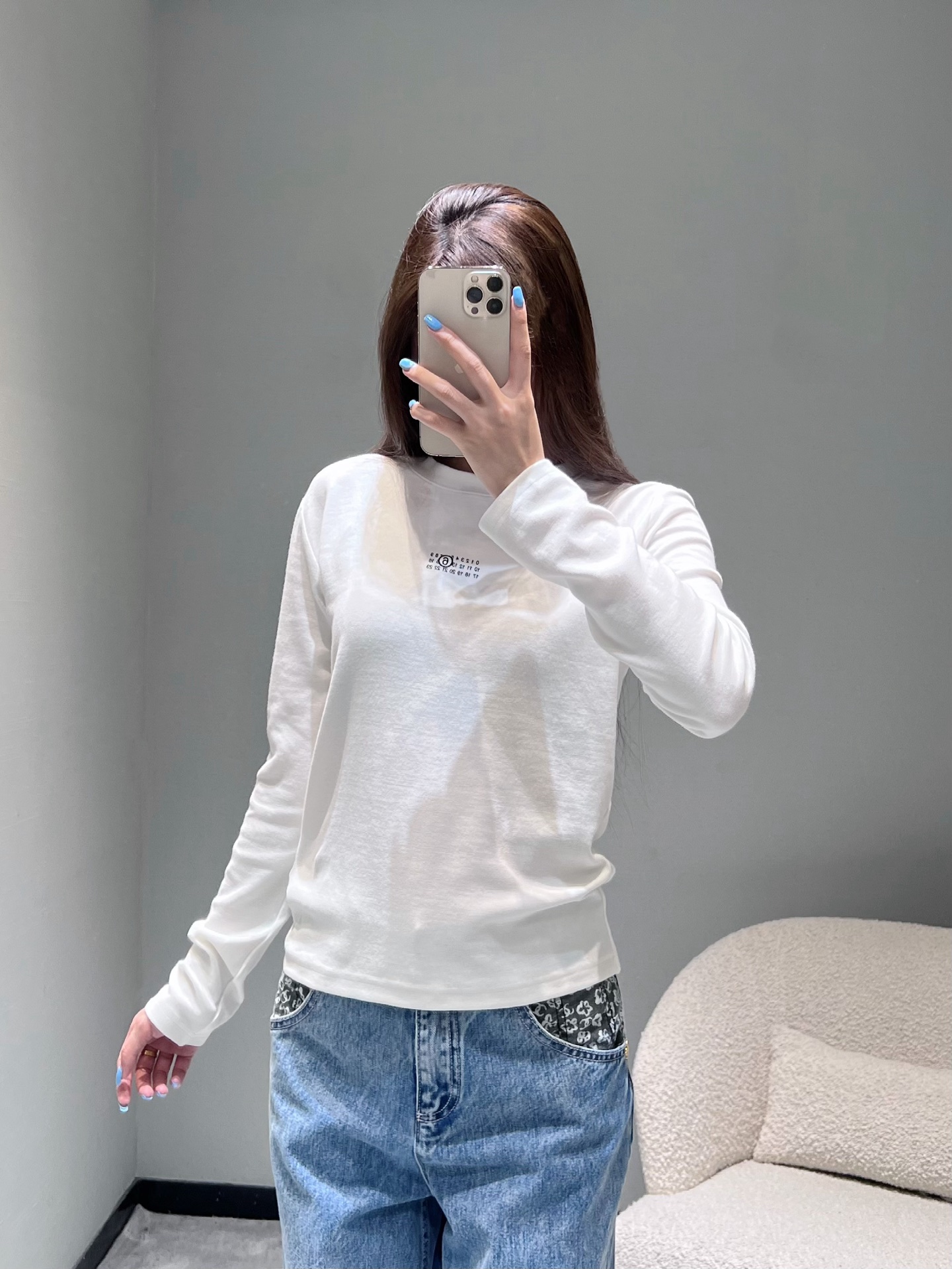 NO:534876,Maiso*Marg*la early autumn new product // Digital round neck long-sleeved T-shirt classic black and white colors are all versatile items in the closet. It uses comfortable and skin-friendly cotton materials, and is breathable and unrestrained. The digital pattern design on the chest is unique, and the digital combination of black and white color scheme forms a sharp contrast with the background color of the T-shirt, adding a sense of fashion. smL, tees, t-shirt, alexander wang19860909Maiso*Marg*la早秋新品//数字圆领长袖T恤经典黑白两色是衣橱里的百搭刚需单品.选用舒适亲肤的棉料,穿着透气无束缚感.胸前的数字图案设计别具巧思,黑白配色的数字组合与T恤底色形成鲜明对比,增添了时尚感.smL,,tees，t-shirt,alexander wang,Women's clothing