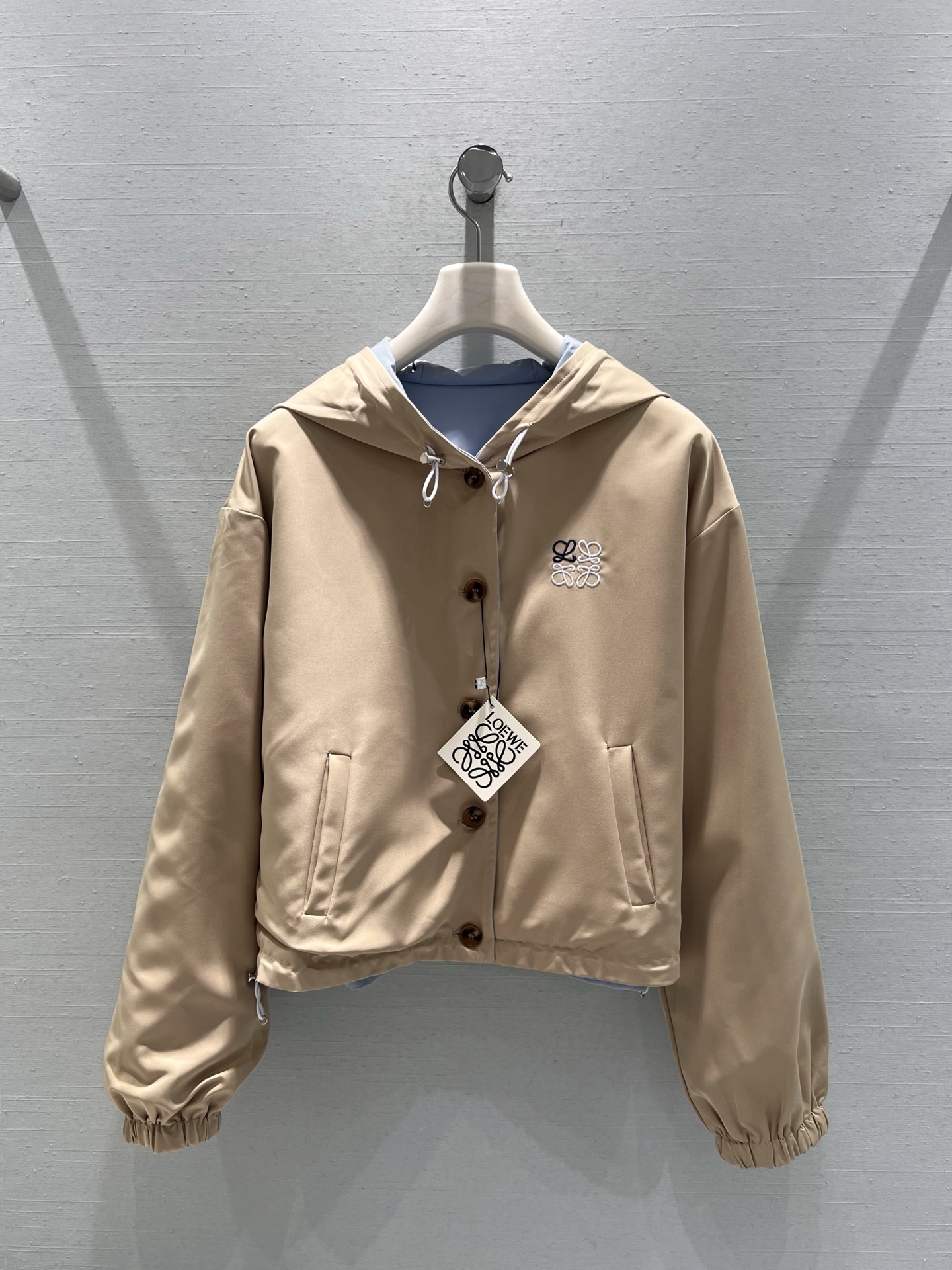 NO:536760,Supports replacement of LOEW*2025FW autumn and winter new product series // Functional style jacket jacket with iconic logo on the chest; hooded style is casual and casual, drawstring details can be adjusted according to preference; retro-style brown button placket, large pockets on both sides are practical and beautiful, and the elastic design of the cuffs not only enhances the neatness of the overall shape, but also protects against wind and keeps warm. The short style is very friendly to all figures, easily creating a high waistline. SmL real-life details pictures, loewe, jackets & coats, jackets & coats, hats, alexander wang19860909支持换款LOEW*2025FW秋冬新品系列//机能风夹克外套胸前饰标志性logo；连帽款式休闲随性,抽绳细节可根据喜好调节；复古风的棕色纽扣门襟,两侧大口袋实用又美观,袖口的松紧设计既提升了整体造型的利落感,又能防风保暖.短款版型对各种身材都很友好,轻松打造高腰线.smL实拍细节图,,loewe,jackets & coats,jackets & coats,hats,alexander wang,Women's clothing