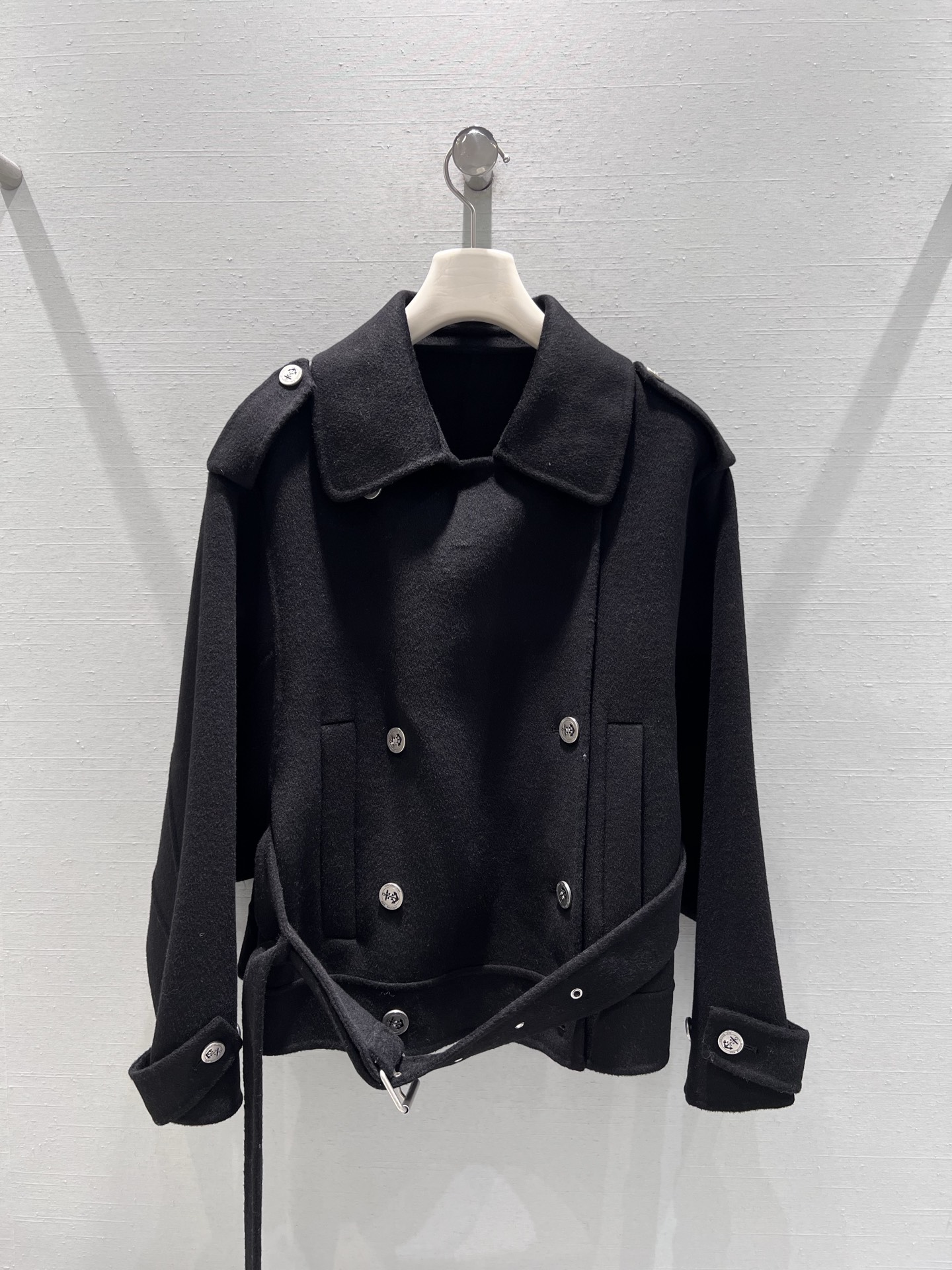 NO:534854,2025FW autumn and winter new product series // cashmere wool coat high-quality double-sided wool fabric, customized YB cashmere wool material, soft texture and good warmth, showing high-end texture; in terms of design, the lapel shape is neat and atmospheric, and the double-breasted and shoulder button elements add a retro work style to the cool feeling. The large pocket is not only practical but also enhances the overall shape's layering. SmL real-life details, alexander wang19860909配防尘袋2025FW秋冬新品系列//羊绒呢子大衣高品质双面呢面料,定制YB羊绒呢子材质,质感柔软且保暖性佳,尽显高级质感；设计上,翻领造型利落大气,双排扣与肩扣元素增添了复古工装风的飒爽感,大口袋不仅实用还提升了整体造型的层次感.smL实拍细节图,,alexander wang,Women's clothing